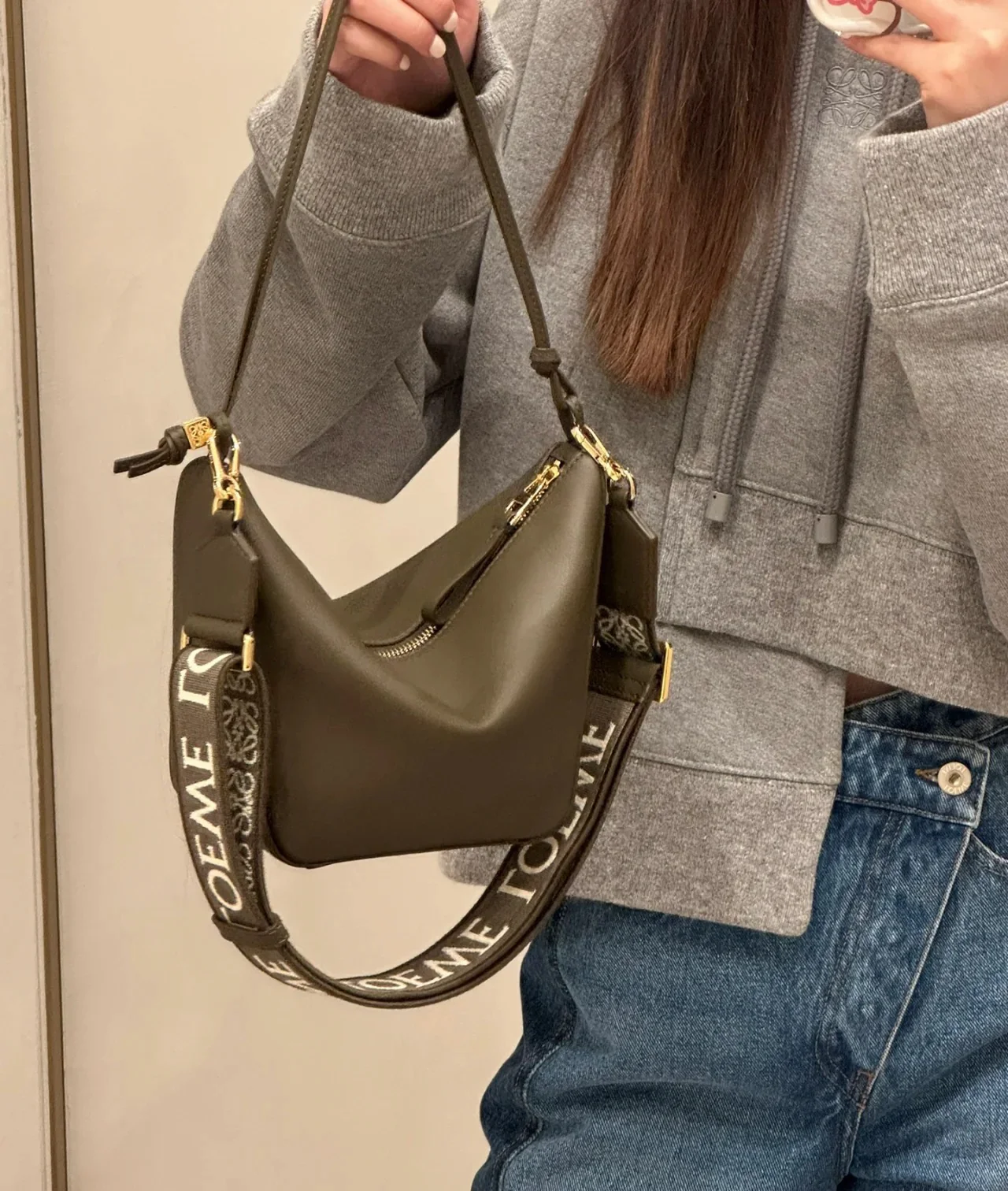 Сумка-хобо Loewe Hammock — темно-зеленая.