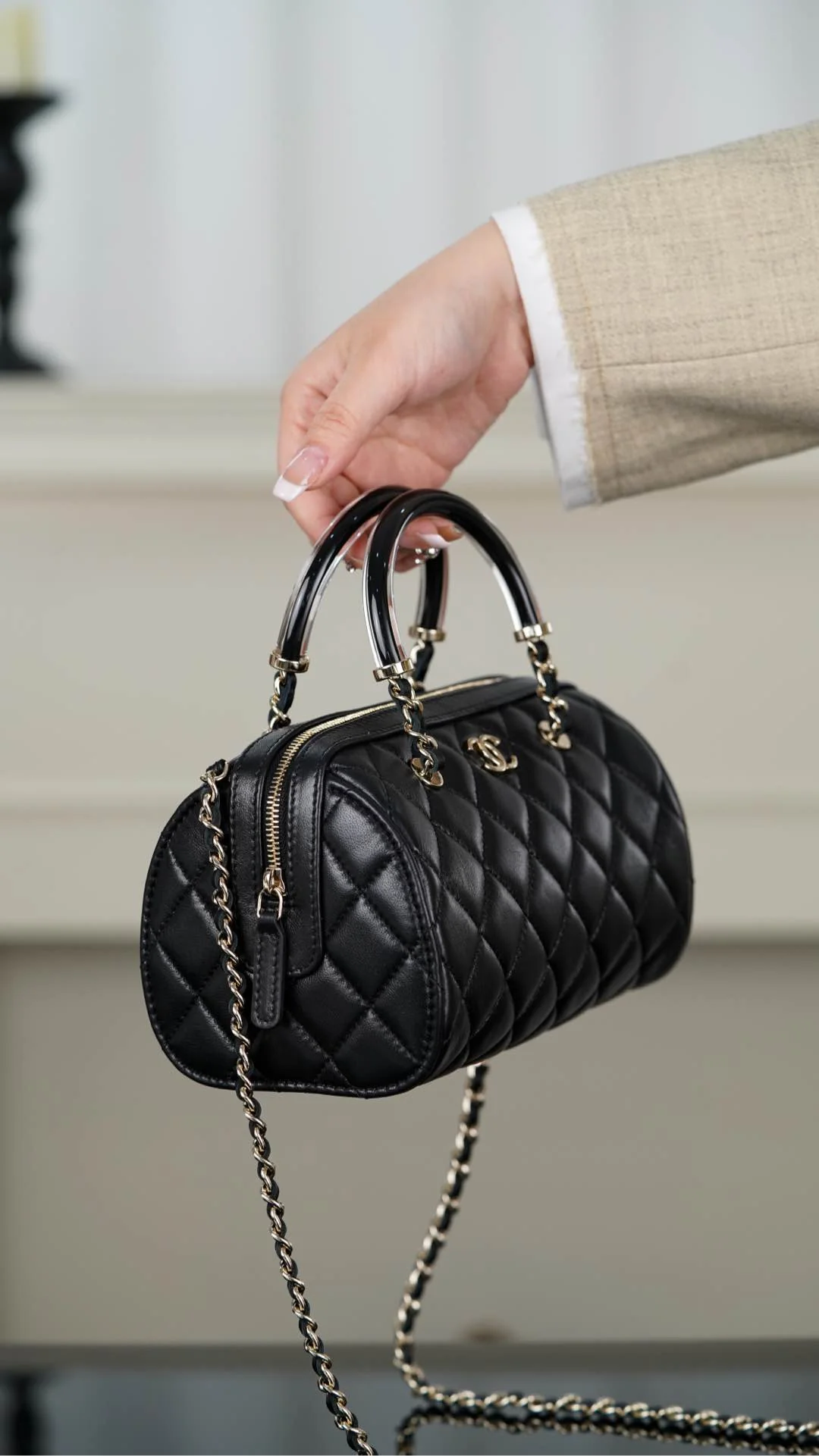 Сумка Chanel 25c Boston Bowling Bag — черно-золотая.