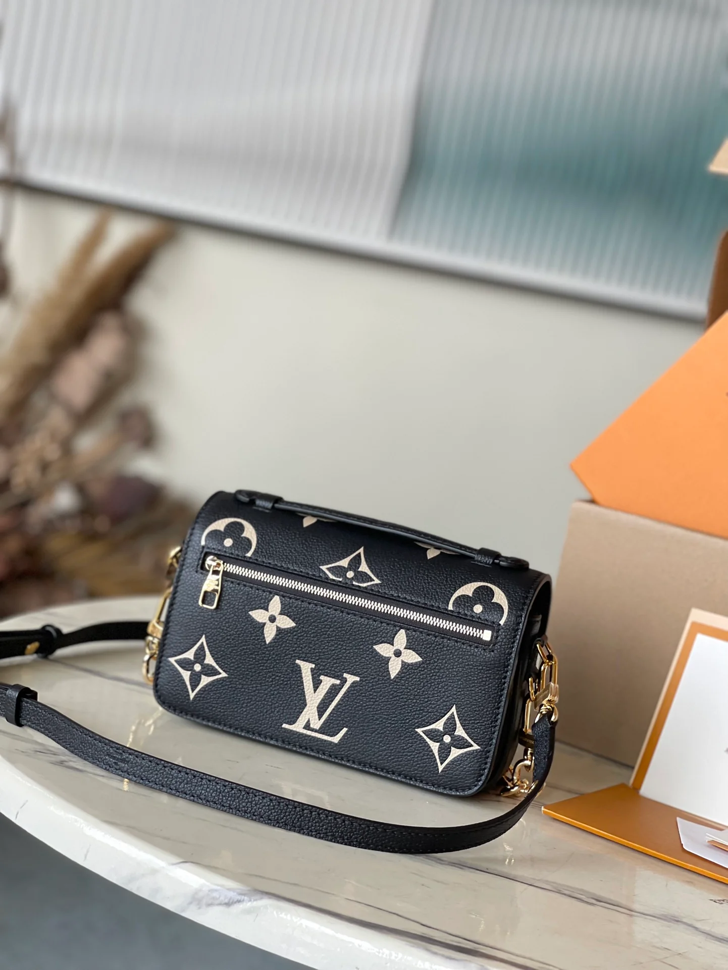 m46596-LV-pochette-metis-east-west-black