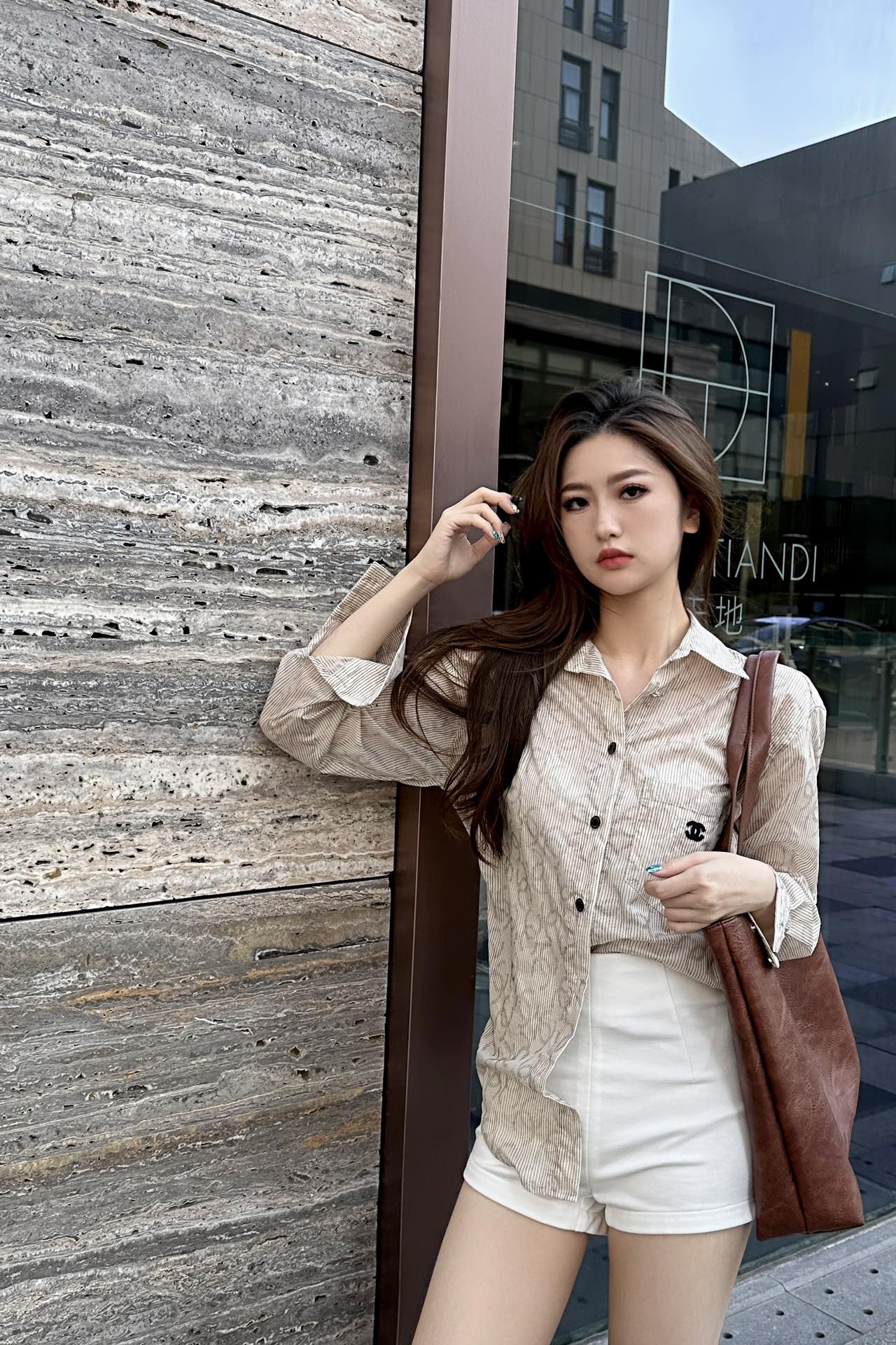 Chanel 2403 - Рубашка с двойным С-образным воротником и тонким узором - Коричневая