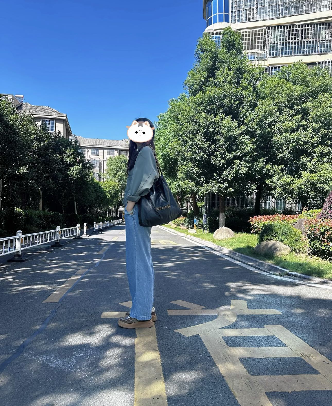 Chanel - черная кожаная сумка длиной 22 дюйма с текстурой в виде шариков (дизайн мусорного мешка).