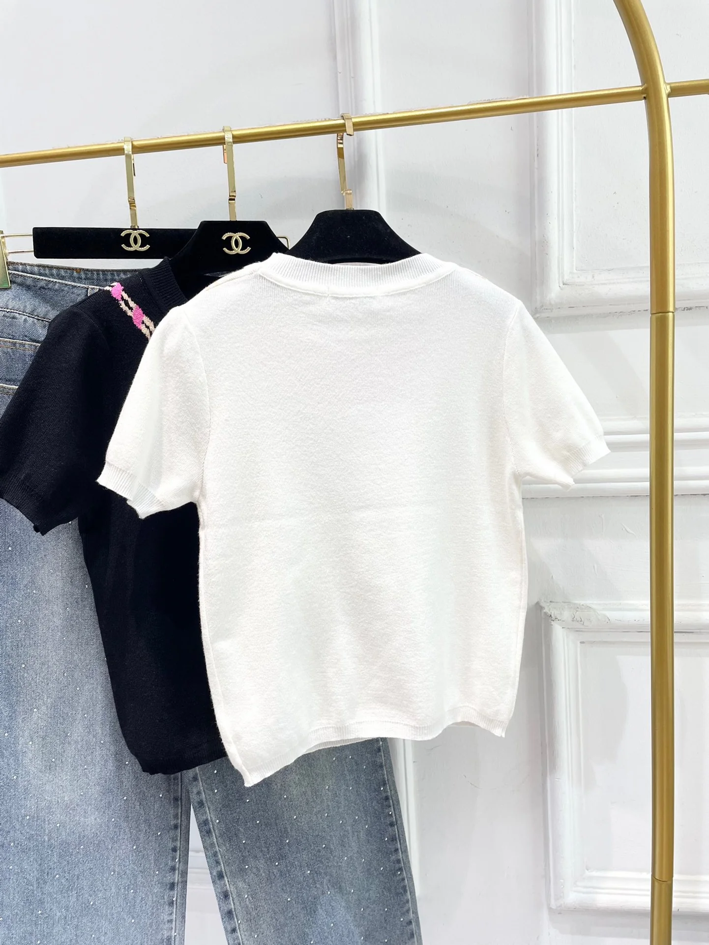 Колье Chanel 2403 из жаккардовой ткани с драгоценными камнями и вышитым круглым вырезом, вязаное, с коротким рукавом - белое.