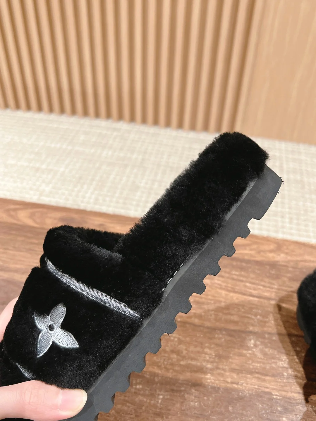 Шерстяные тапочки LV-2024 на плоской подошве - черные