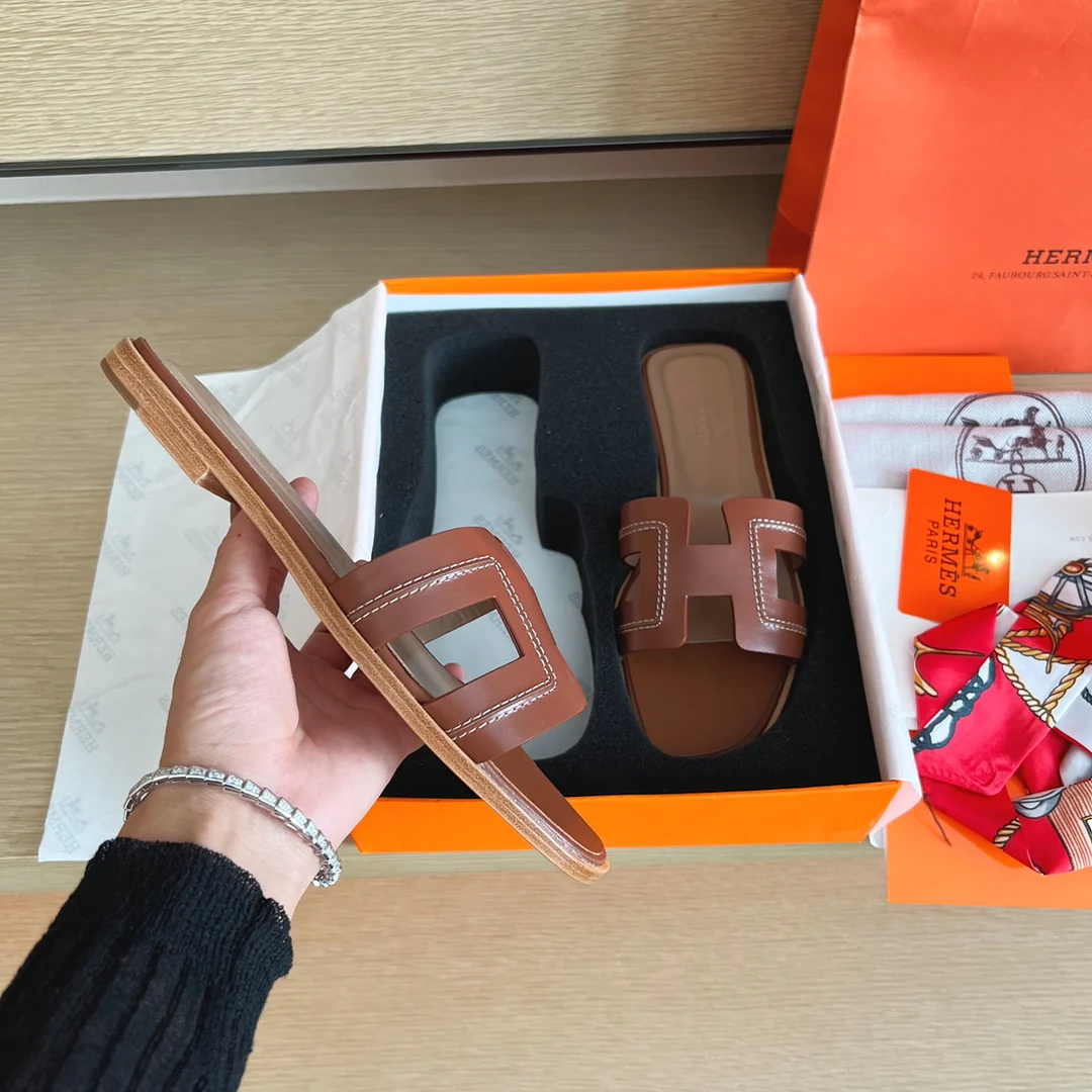 Классические домашние тапочки Hermes с буквой H — прошитая кожа — коричневые