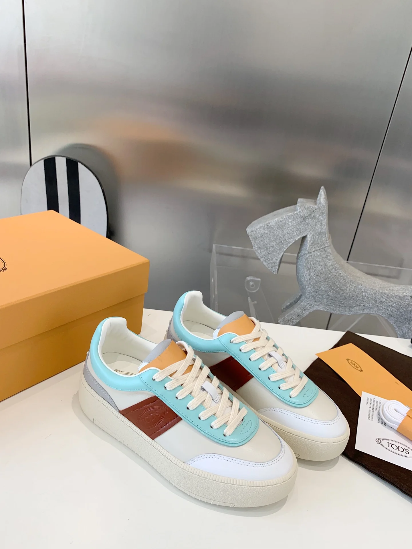 Весенняя коллекция Tods 2023 - Повседневные туфли на платформе от Tods