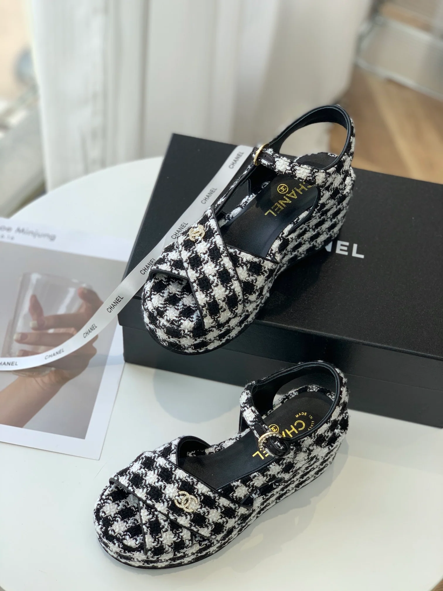 Новинка 2023 года от Chanel - клетчатые сандалии на платформе - 5 см