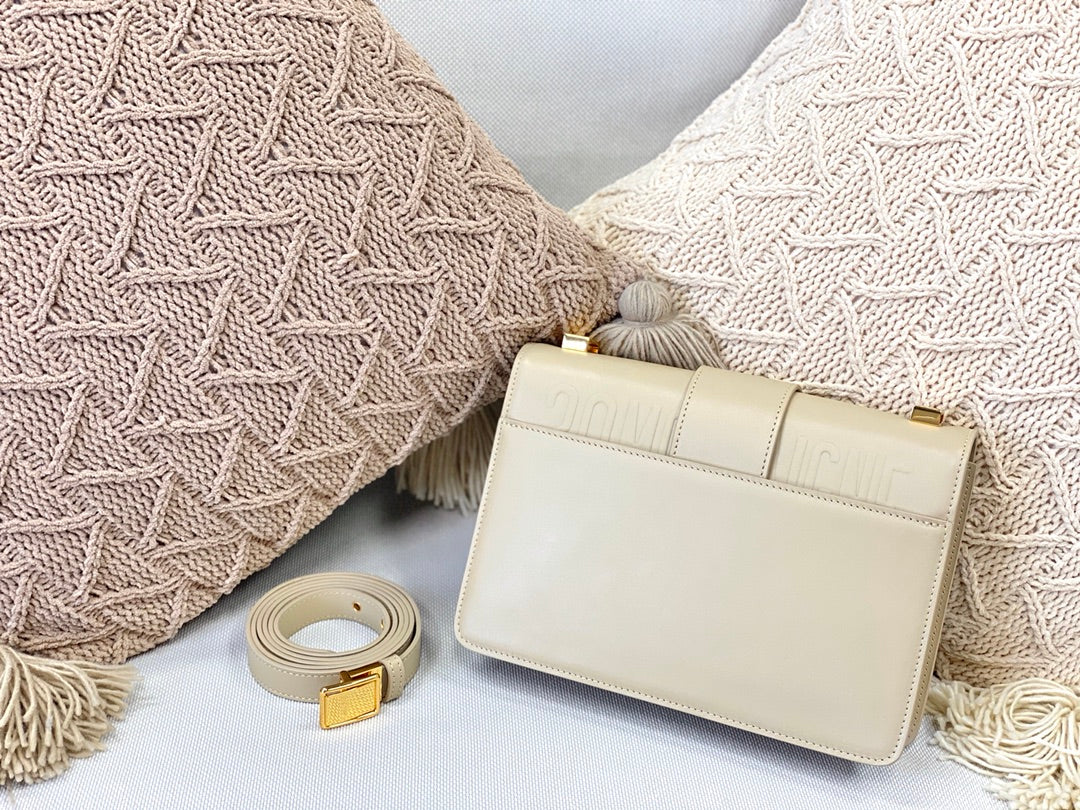 Часы Dior Montaigne 30 серии, 24 см, из телячьей кожи с гладким плетением и фурнитурой из расплавленного коричневого золота.