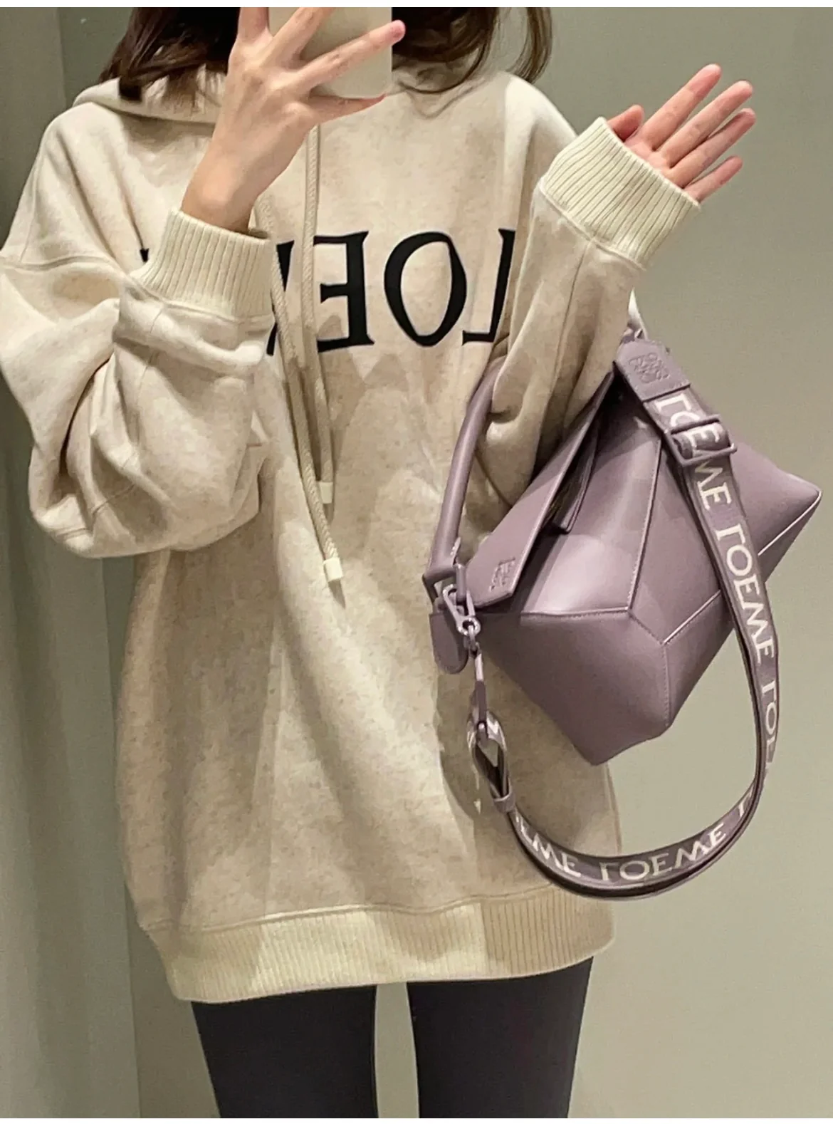 Сумка Loewe Puzzle Geometric с плечевым ремнем в виде буквы — сиреневая.