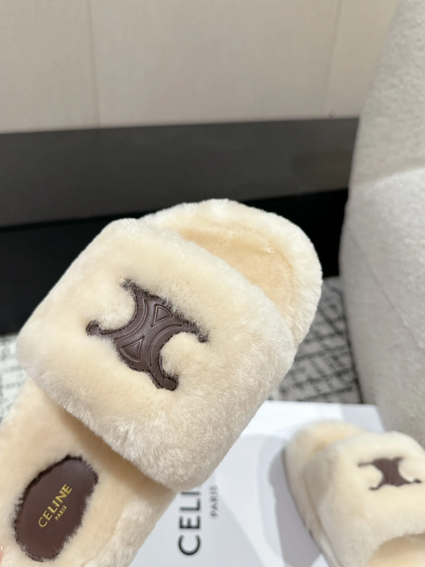 Celine 2024 - Белые меховые тапочки