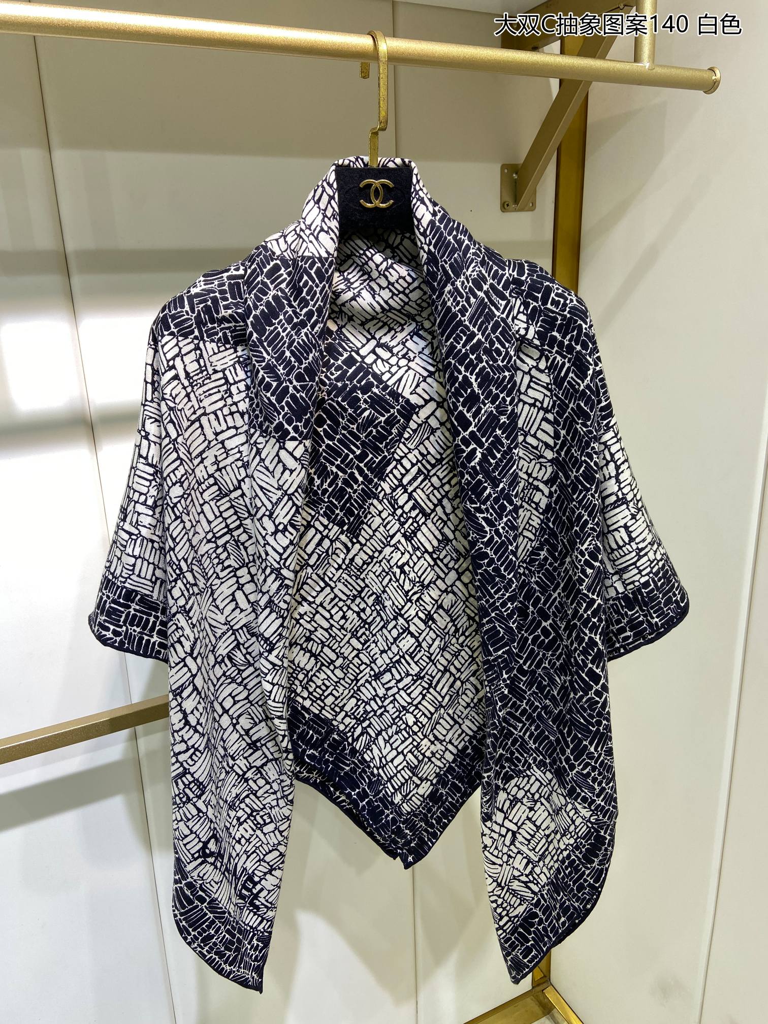 Большой шарф Chanel с абстрактным узором ?Двойная буква С? — 140 см x 140 см — 80% кашемир — 20% шелк — серый.