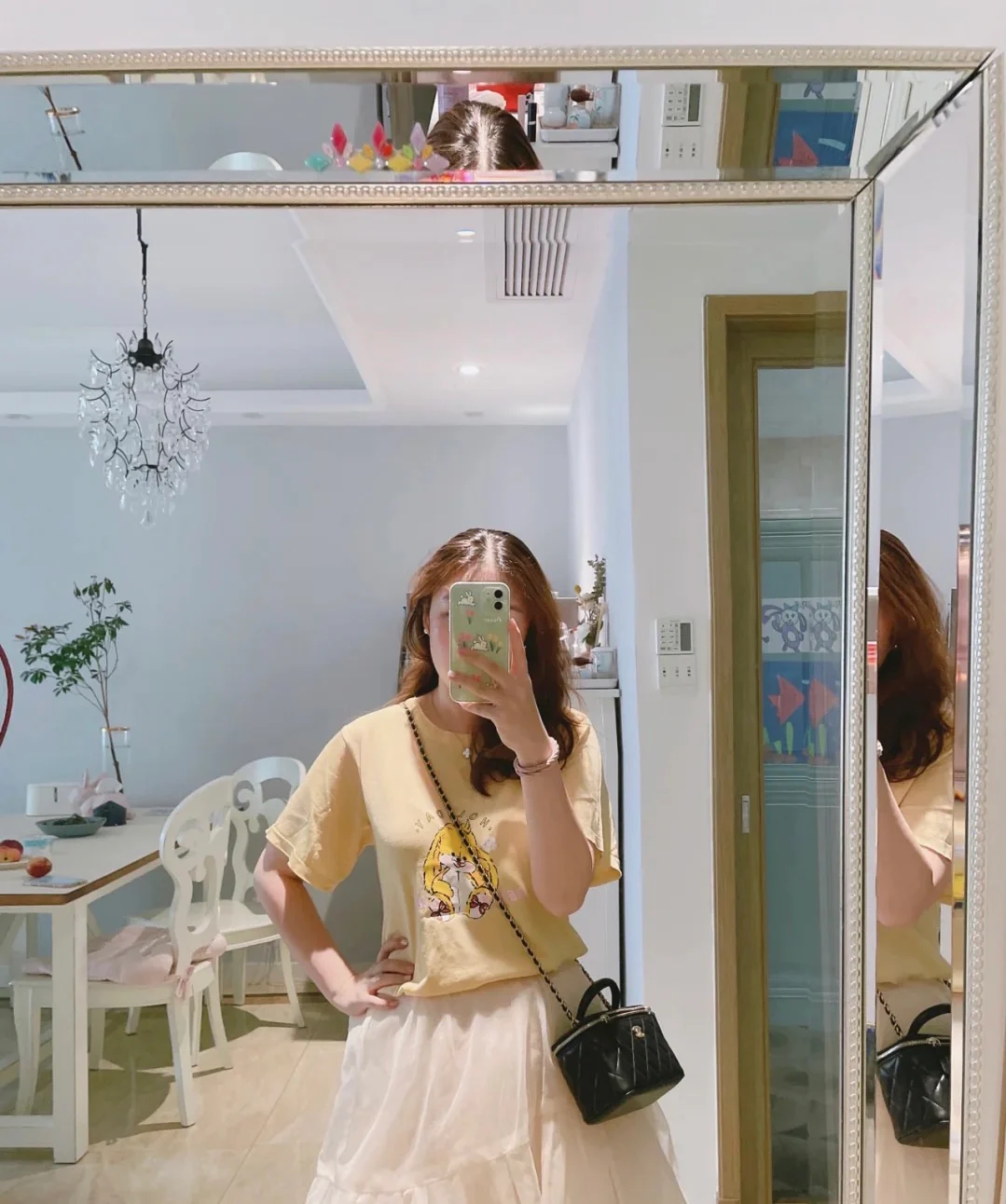 Сумка-коробочка Chanel с кожаной ручкой, длинная, черная.