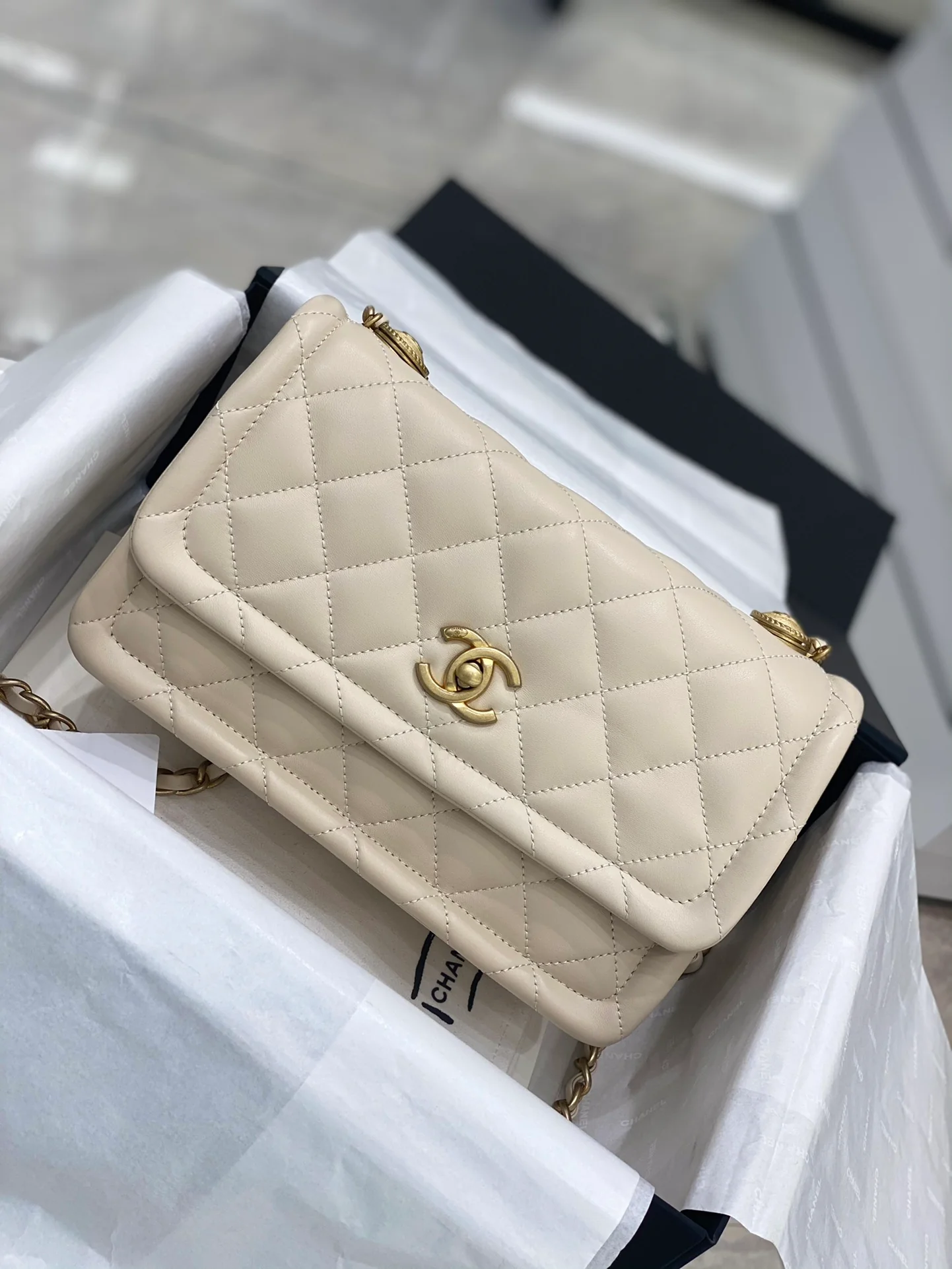 Классическая коллекция Chanel CF - Новинка сезона осень/зима 2020 - Кожа ягненка с золотой фурнитурой - Белый