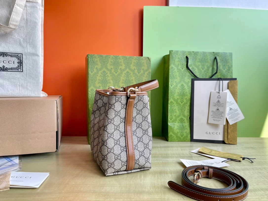 Мини-сумка Gucci 2025 из кожи, коричневая.