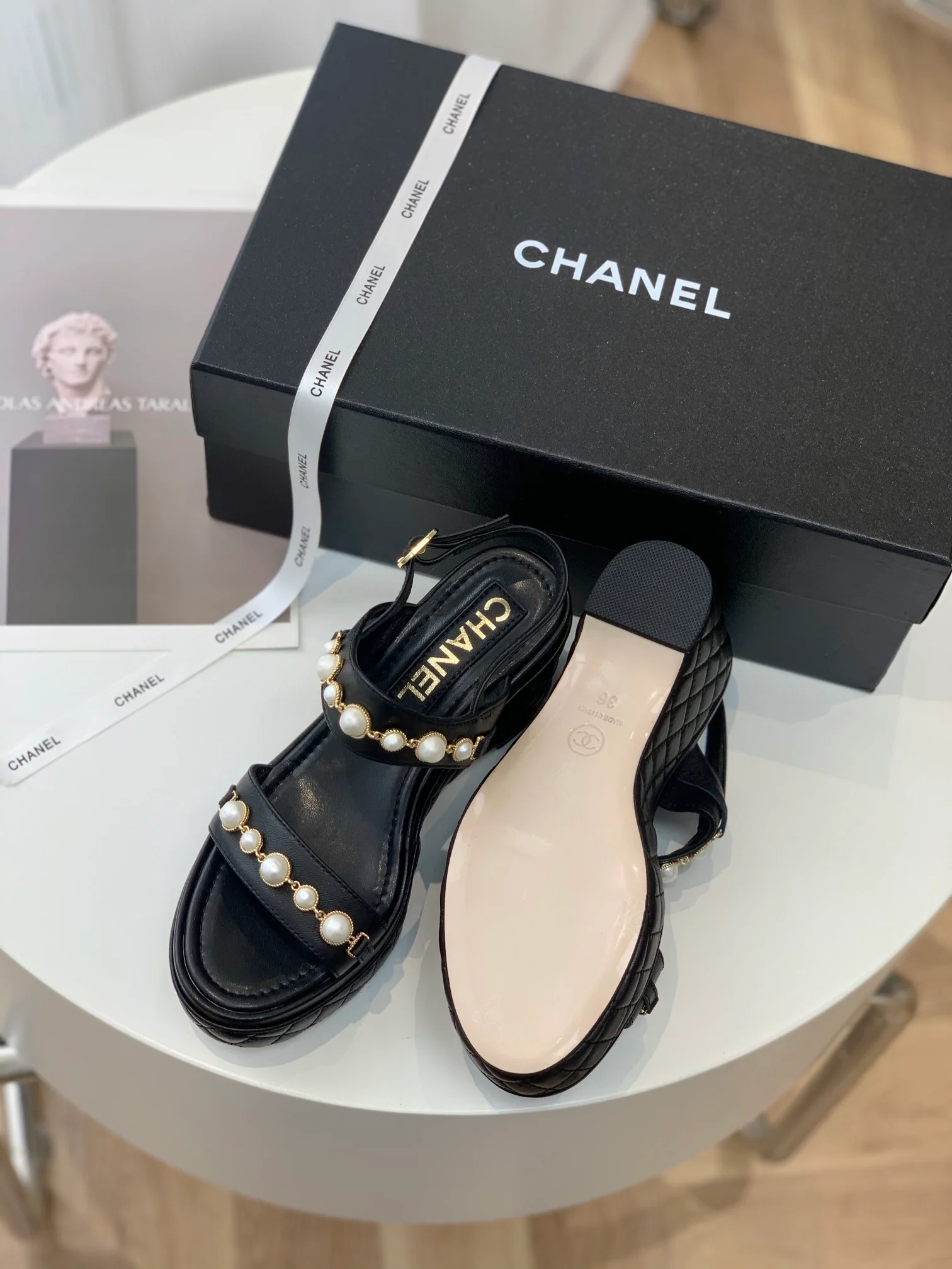 Новинка 2023 года от Chanel - Сандалии на платформе с ромбовидным узором - Черные