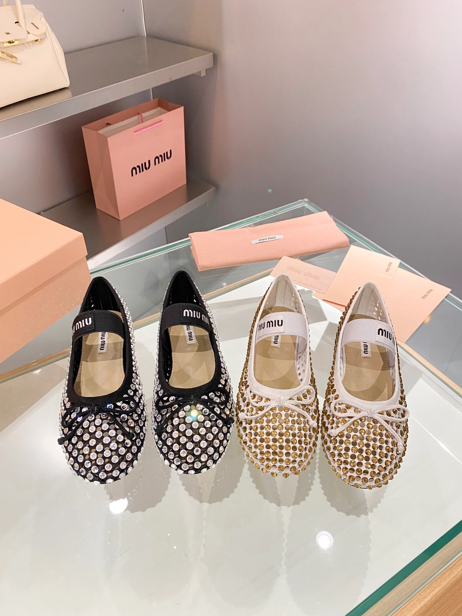 Miu Miu - балетки с ажурной отделкой, украшенные стразами.