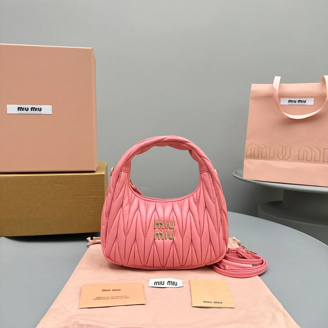 Сумка Miu Miu Wander, маленькая, из овечьей кожи, цвет ?Бегония?.