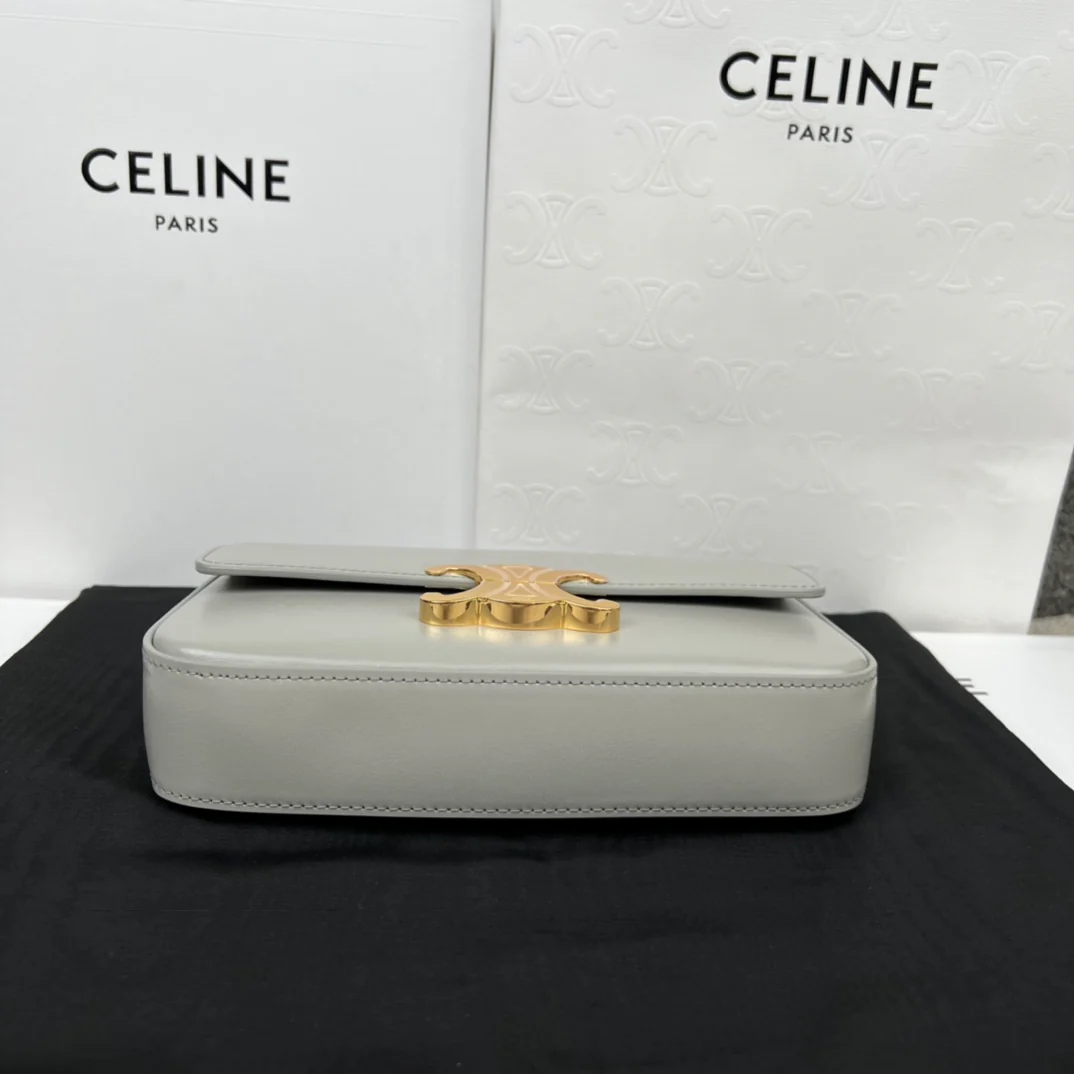 Сумка Celine Triomphe из глянцевой коровьей кожи с цепочкой через плечо