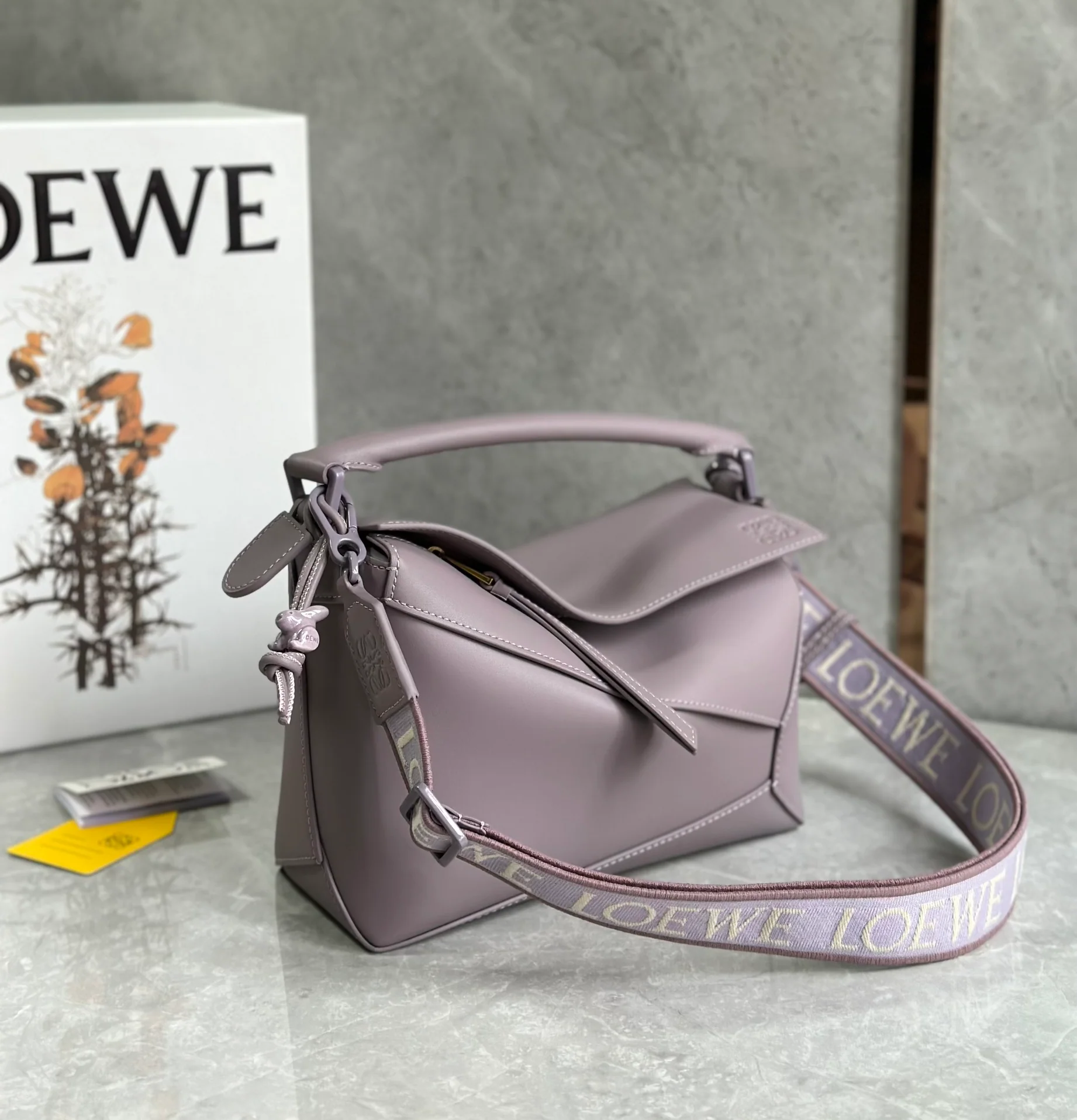 Сумка Loewe Puzzle Geometric с плечевым ремнем в виде буквы — сиреневая.
