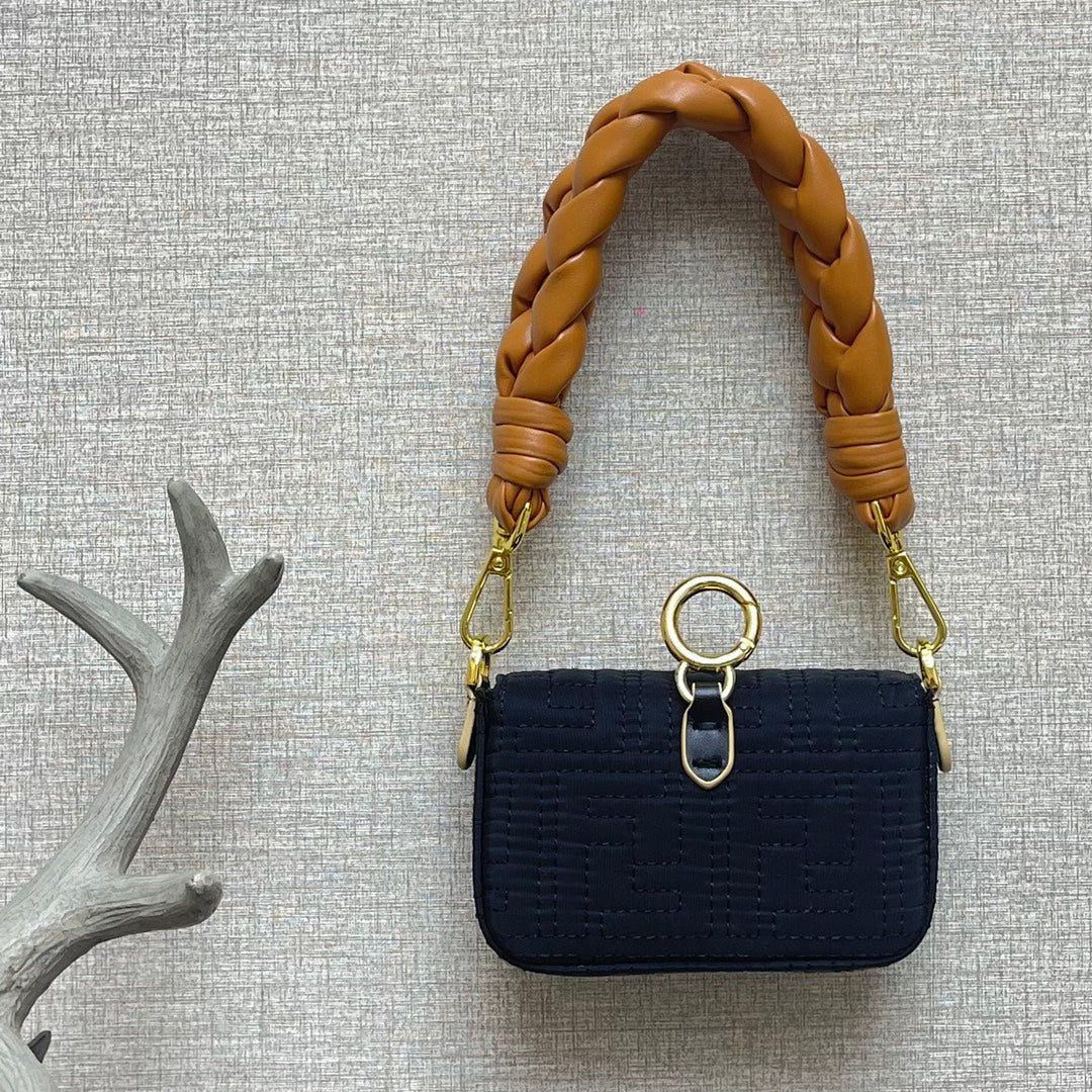 Маленькая черная сумка-багет Fendi Baguette Nano