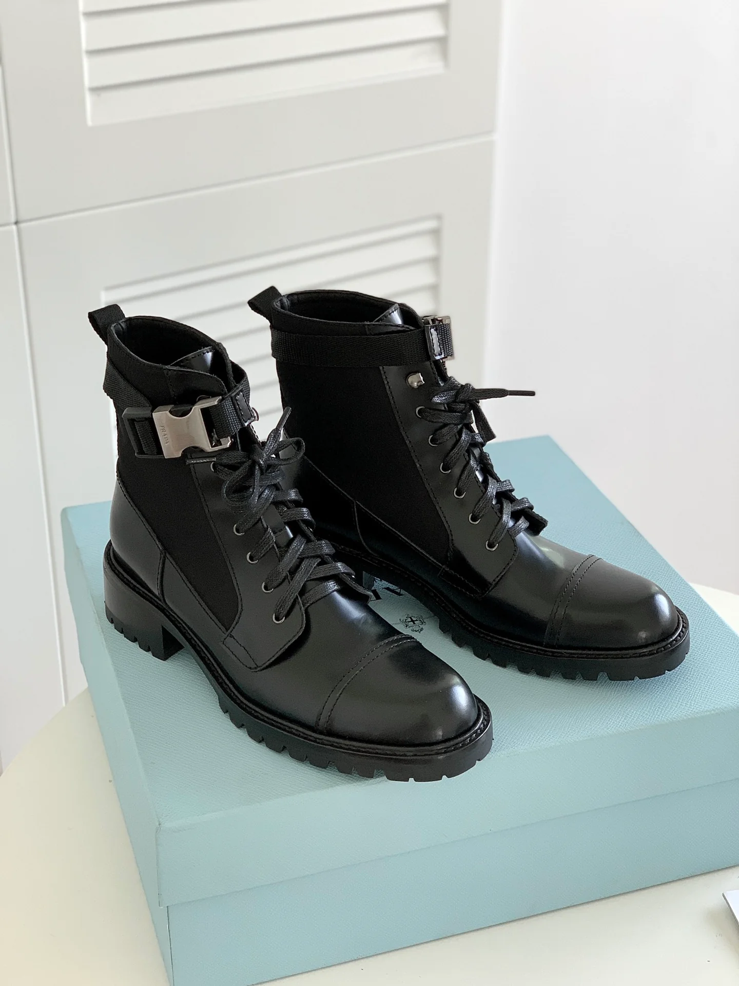 Новинка сезона осень/зима 2022 от Prada — ботинки Dr. Martens на шнуровке.