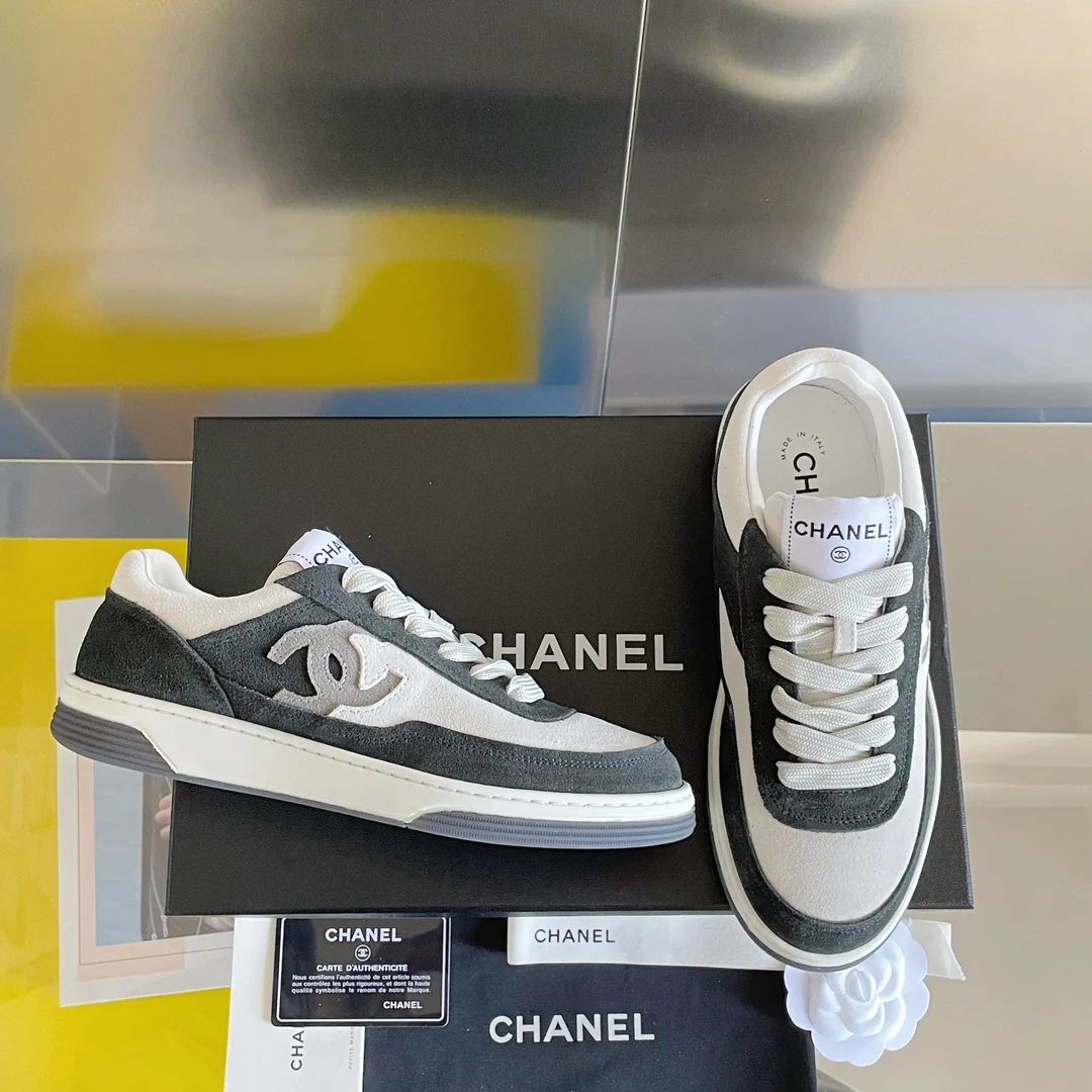 Новые поступления коллекции Chanel весна/лето 2023 - Замшевые кроссовки - Повседневная обувь - Спортивная обувь - Серый