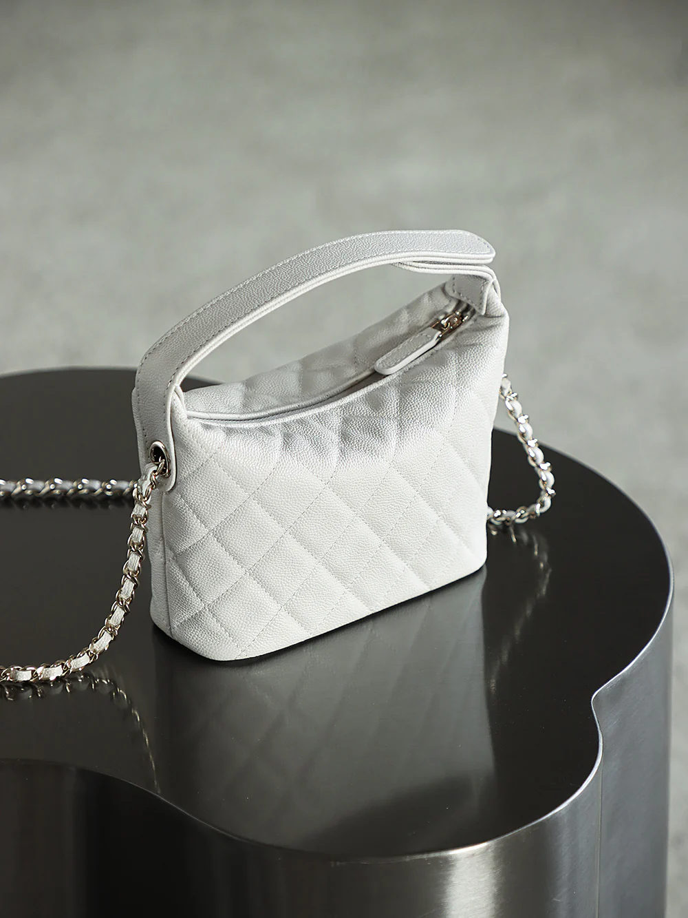 Chanel 25c - Средняя длина, телячья кожа - Сумка для ланча - Белая с золотой фурнитурой