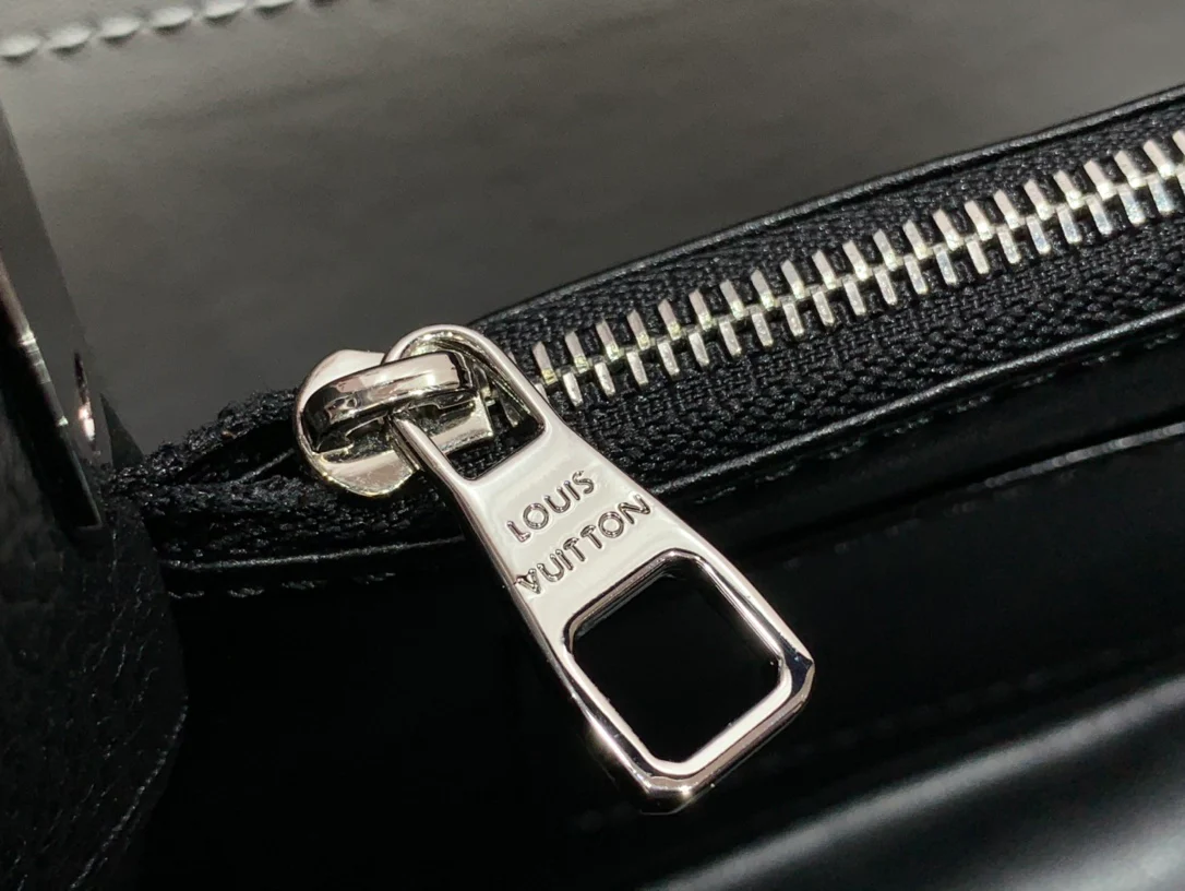 LV Capucines BB - Черная кожаная сумочка с жемчужной цепочкой