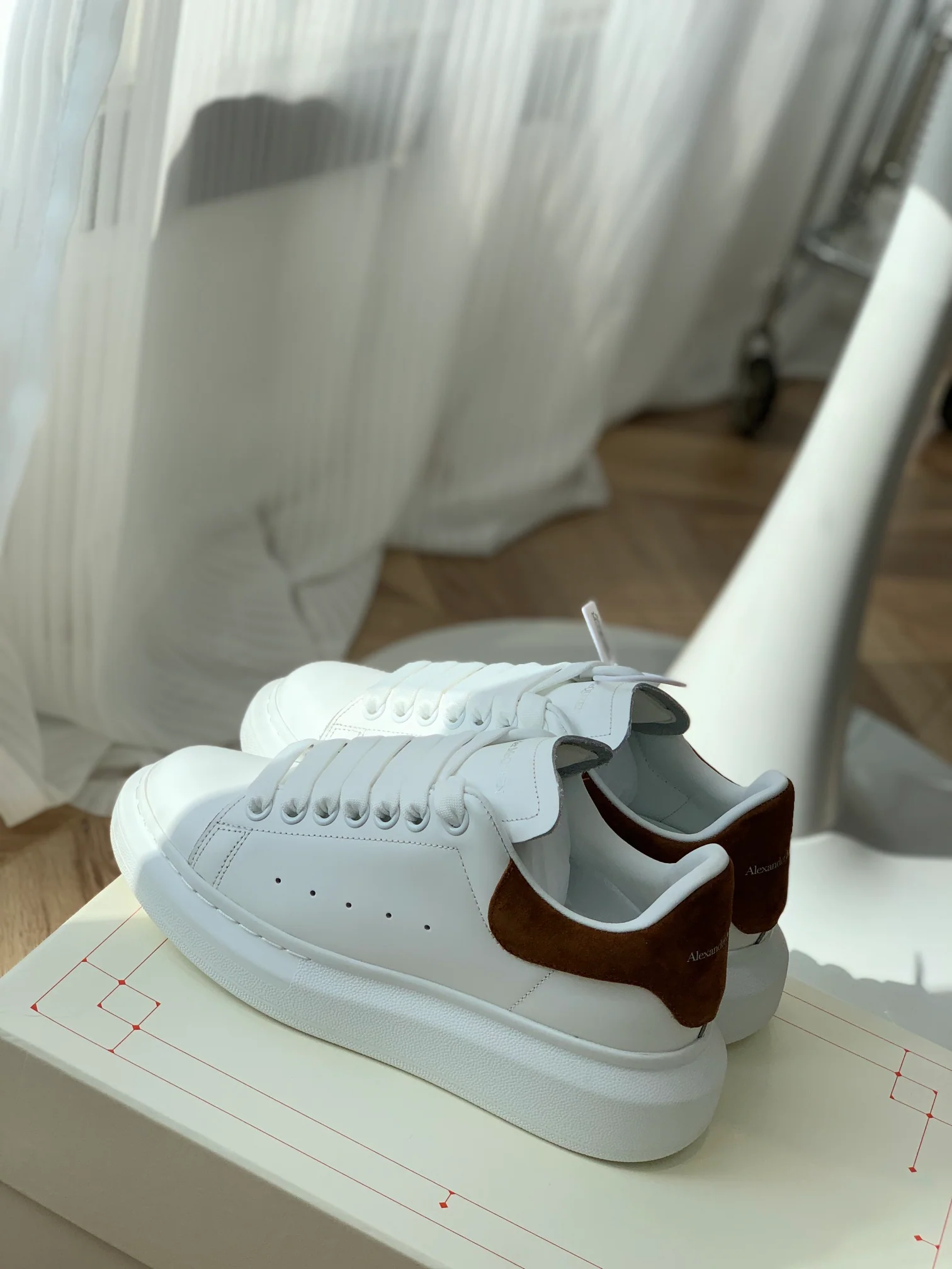 McQueen - Улучшенные классические белые кроссовки - Коричневые