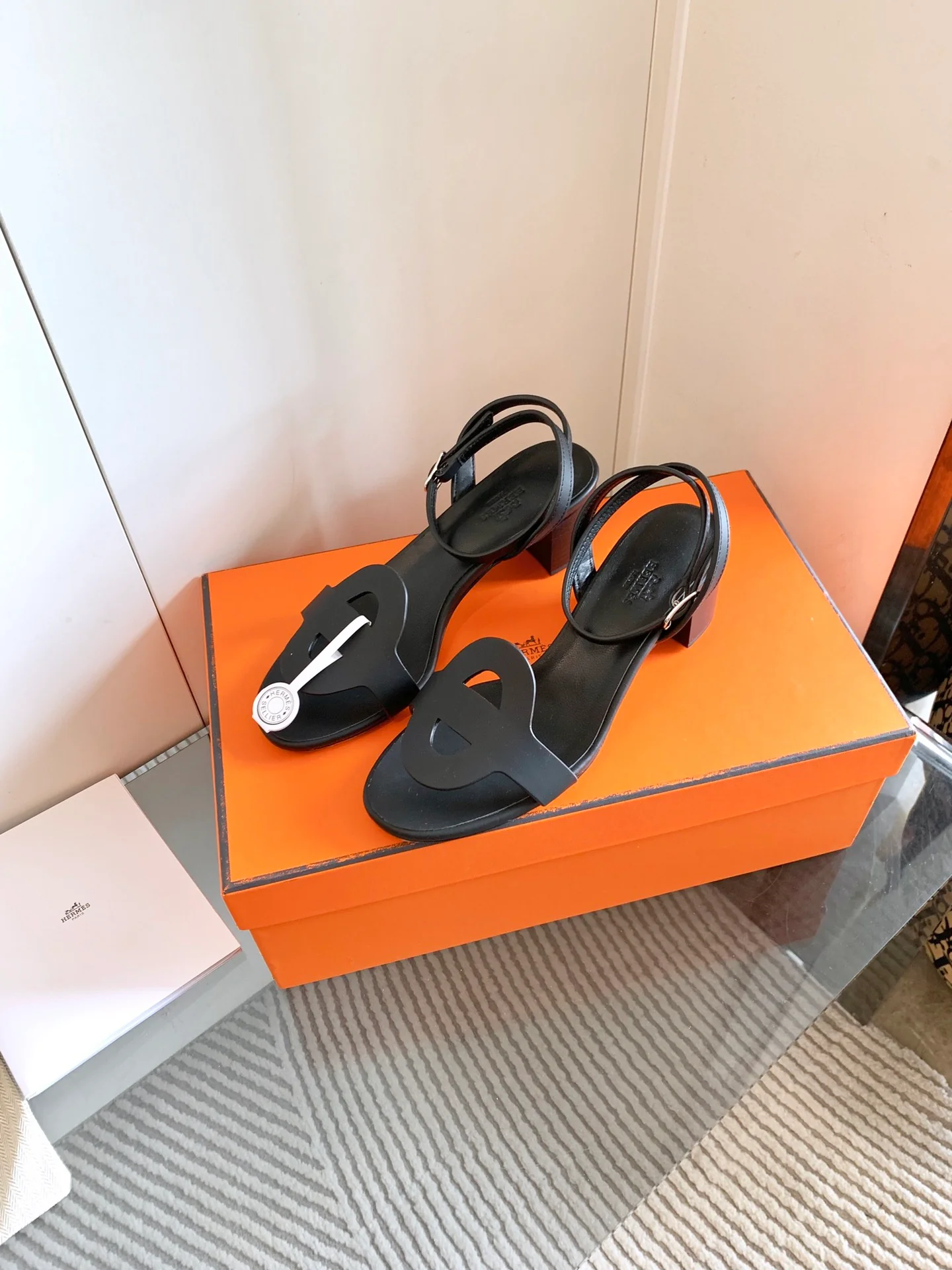 Сандалии Hermes 2024 на массивном каблуке - черные