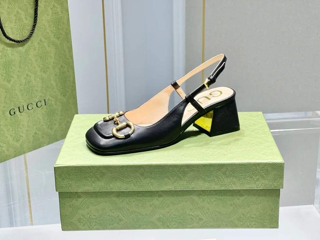 Весенняя коллекция Gucci 2021 — Босоножки на массивном каблуке с пряжкой в ??виде конской уздечки — 1