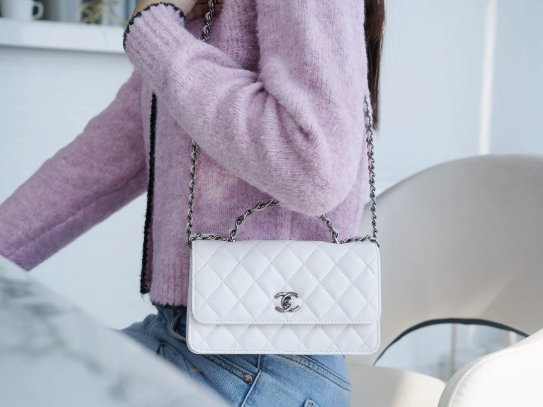 Chanel - Новая гармошка с ручками, украшенными стразами - Белая