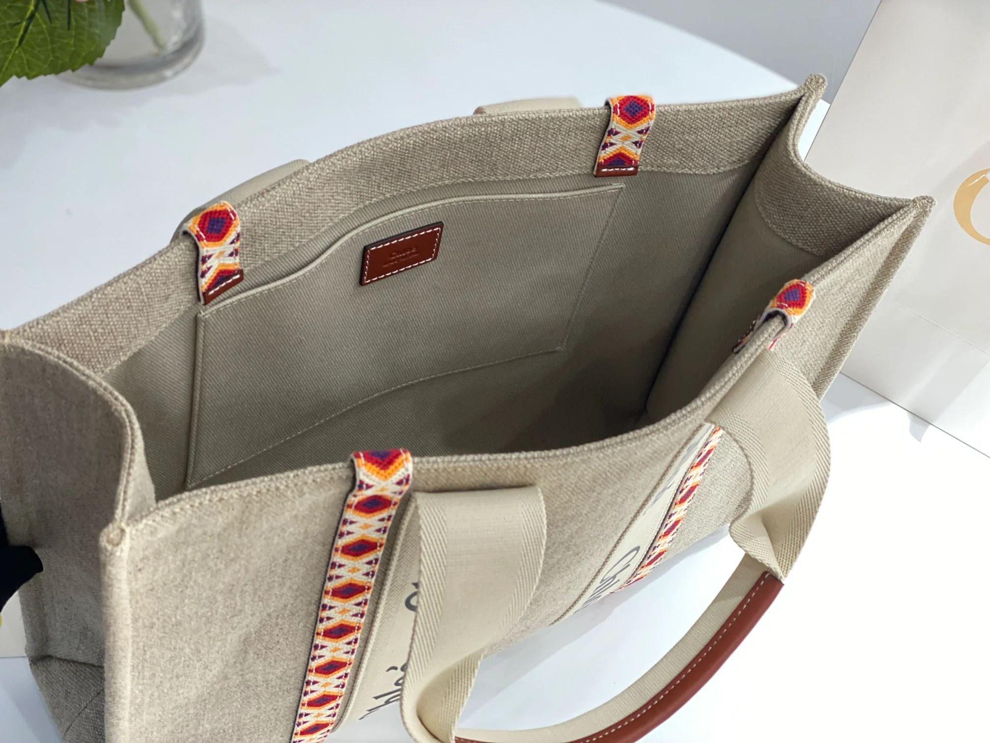 Новинка сезона весна/лето 2022 от Chloe - Сумка-тоут Woody - Большая - Коричневый с ромбовидным узором