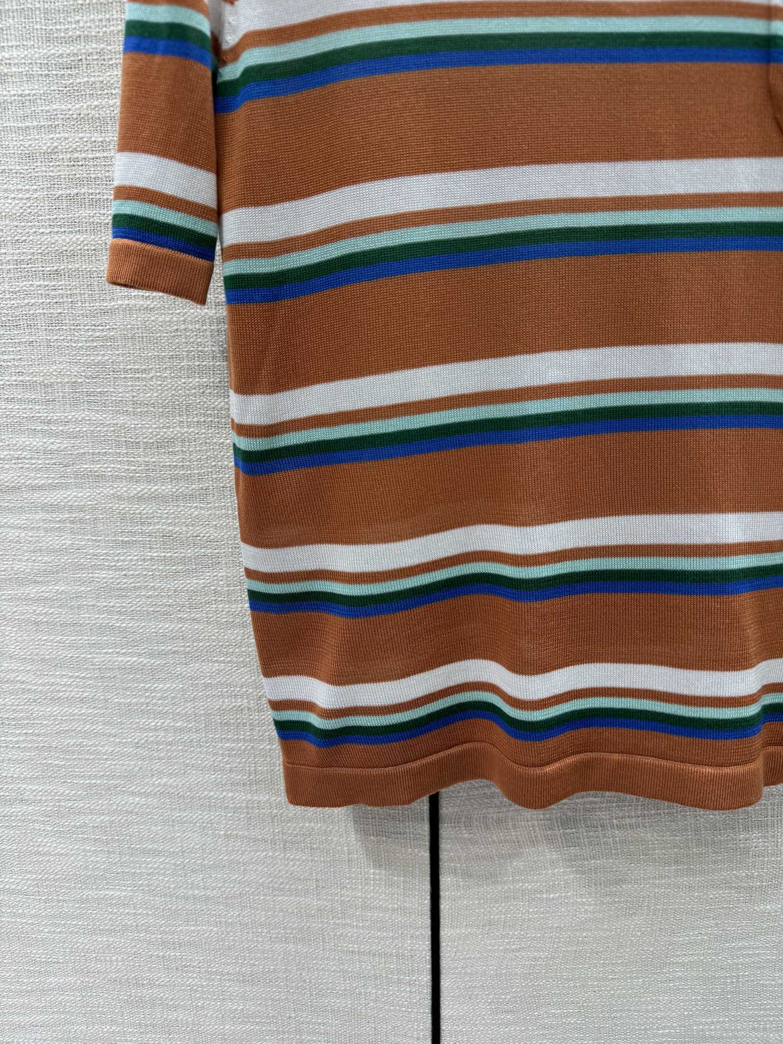 Футболка Miu Miu 2404 в ретро-полоску с карманом и коротким рукавом - коричневая