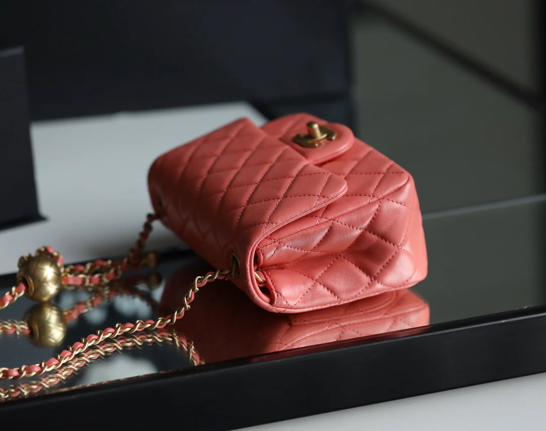 Сумка Chanel Gold Globe Square Fat Flap Bag - кораллово-розовая.