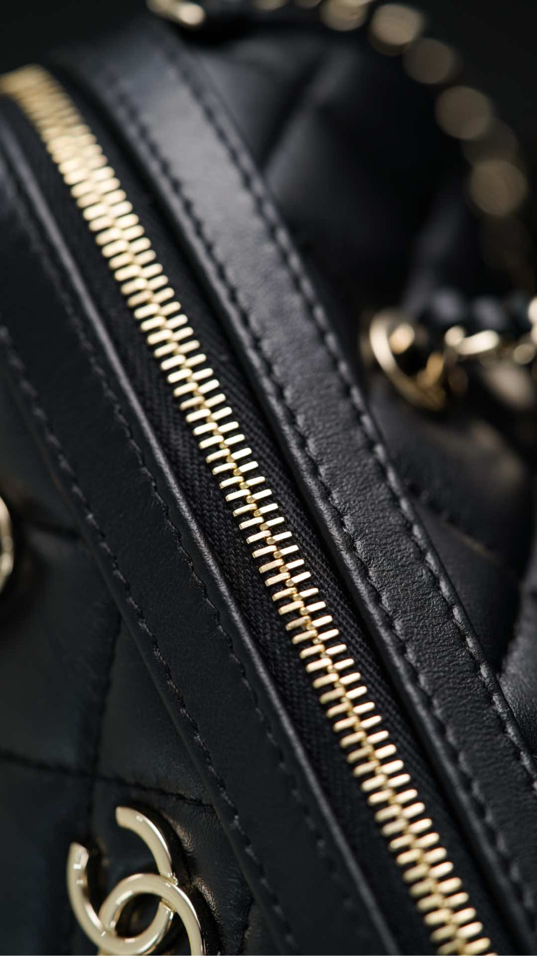 Сумка Chanel 25c Boston Bowling Bag — черно-золотая.