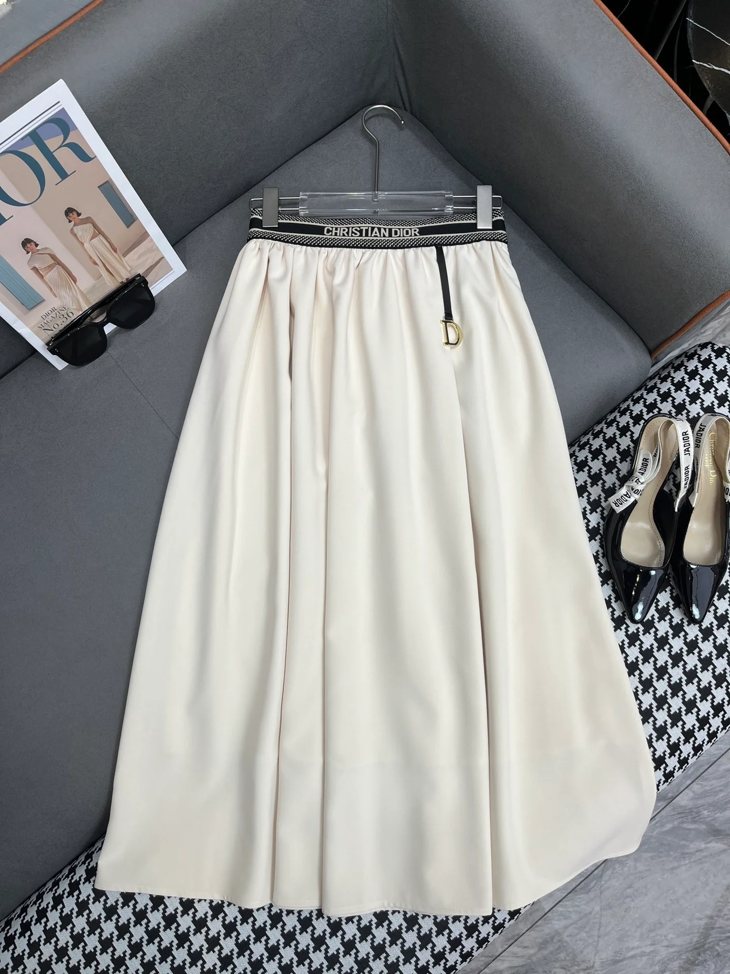 Летняя юбка Dior 2403-24ss с кожаным подвесным элементом в виде буквы - белая