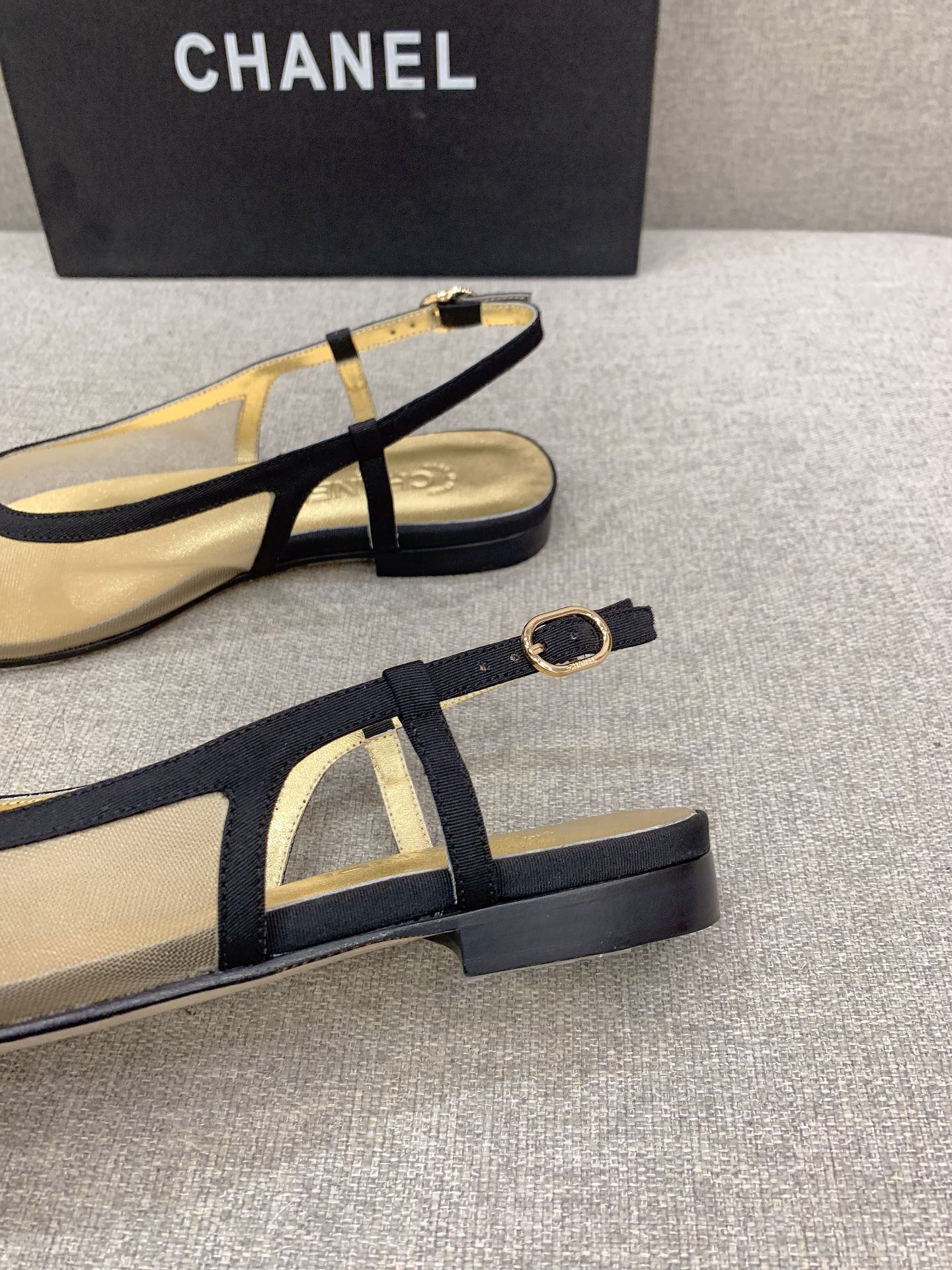 Классические сандалии-балетки Chanel с золотистым носком.