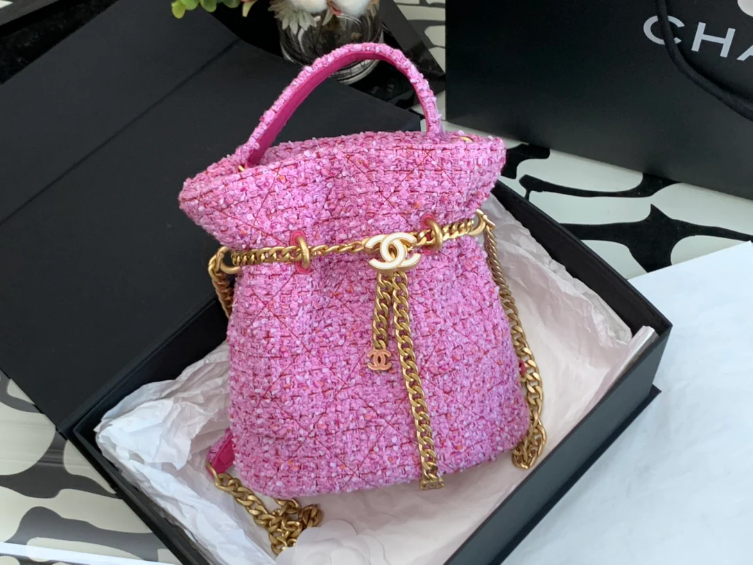 Новинка 2022 года от Chanel - Эмалированная сумка-ведро.