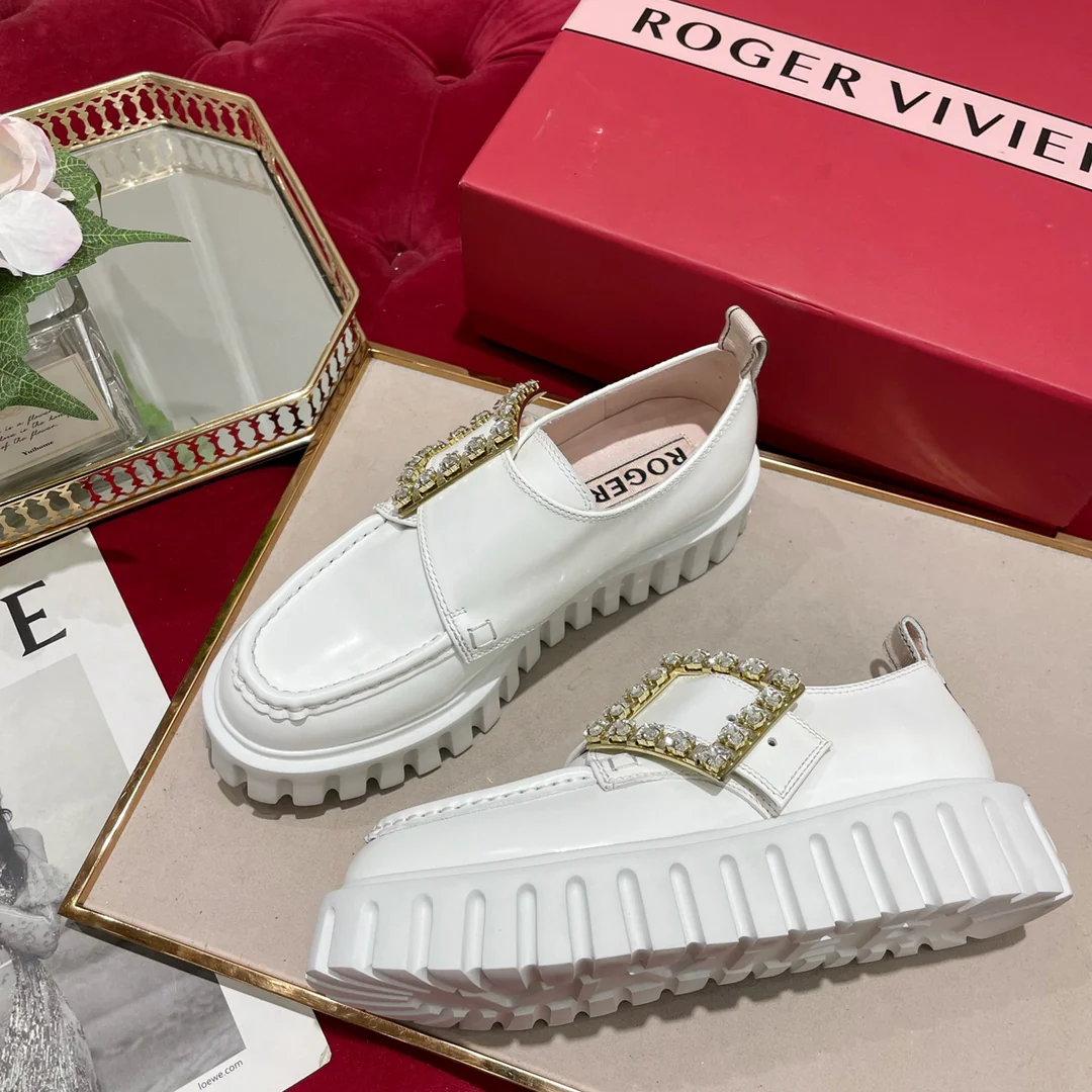 Лоферы из лакированной кожи с пряжками - белые