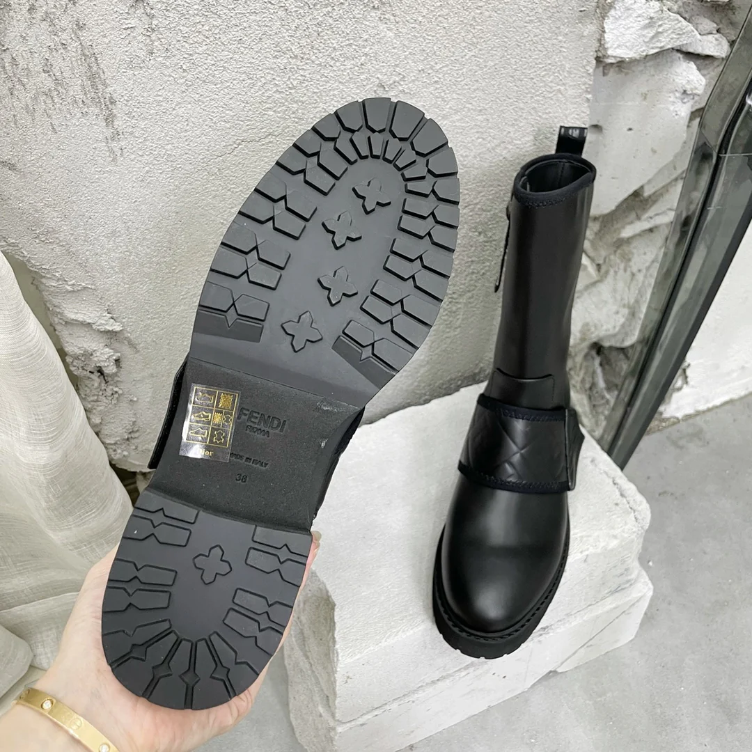 Стильные высокие сапоги Fendi