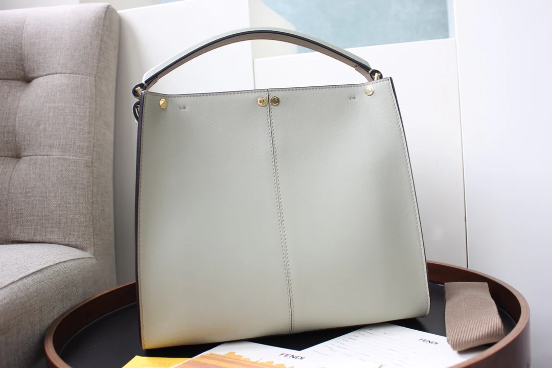 Сумка Fendi Peekaboo Lite Medium из светло-зеленой кожи.