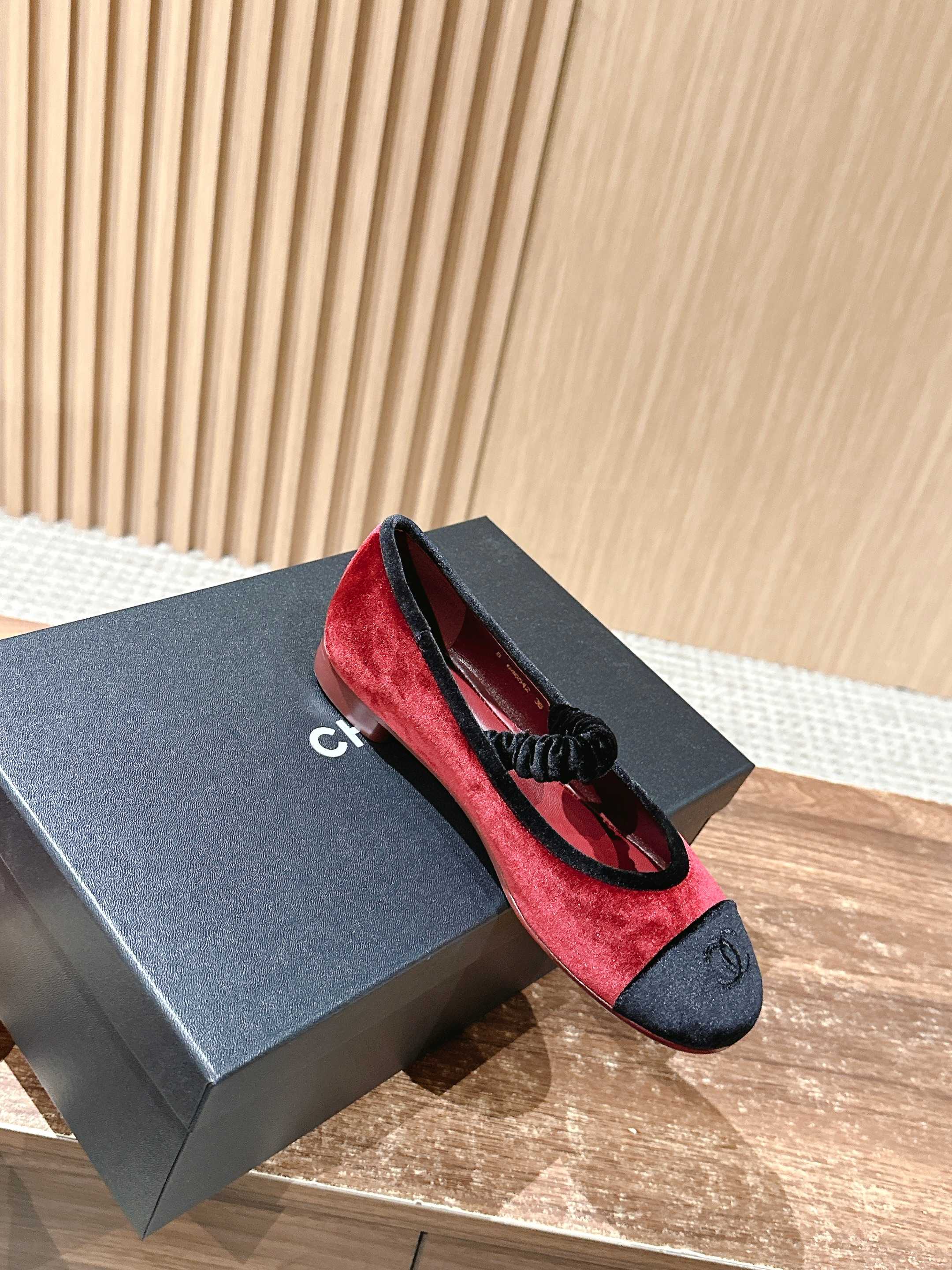 Новинка сезона весна/лето 2025 от Chanel - туфли Мэри Джейн из красной замши.