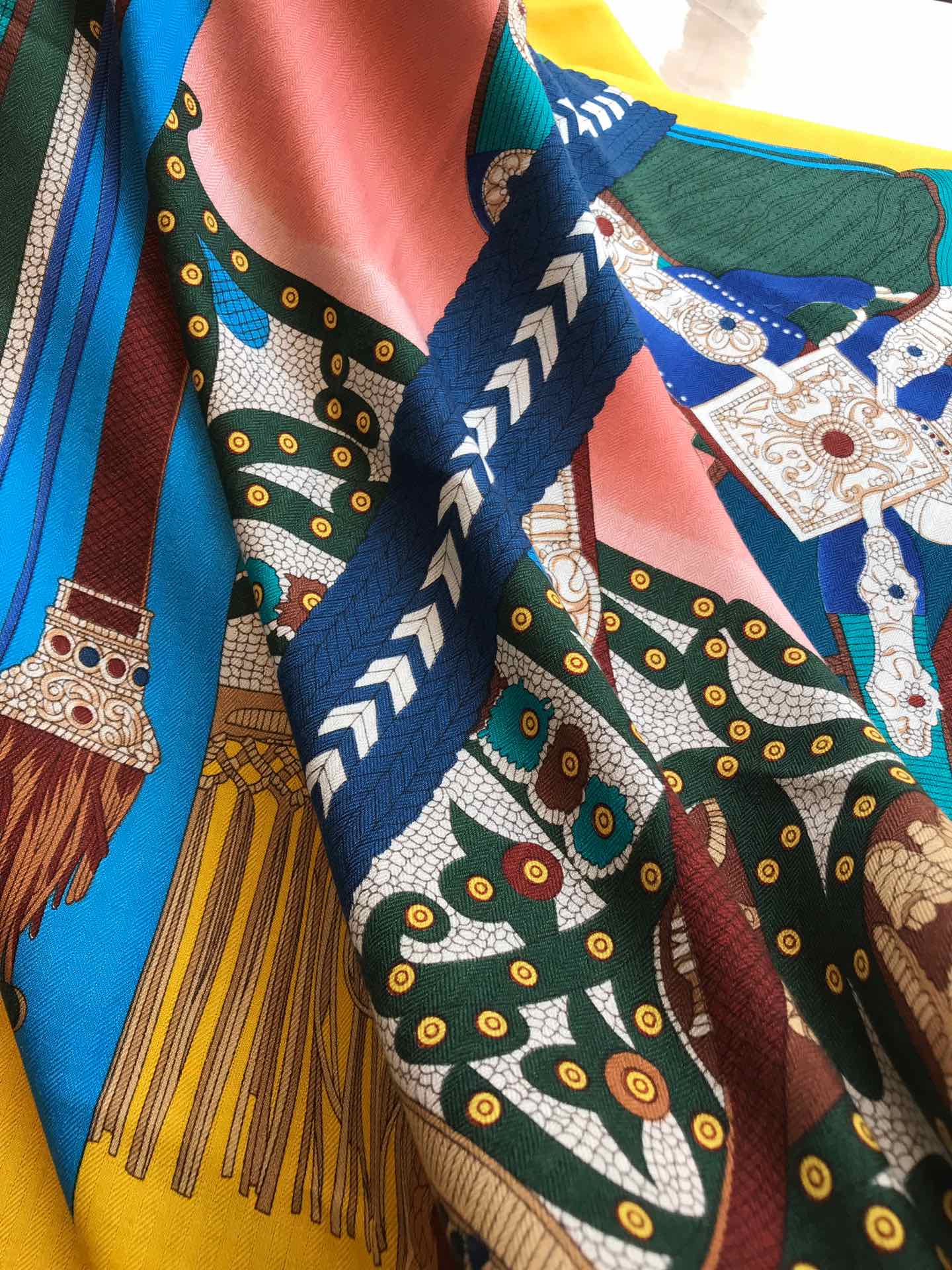 Квадратный шарф Hermes из высококачественного шелка и кашемира 140 пробы.