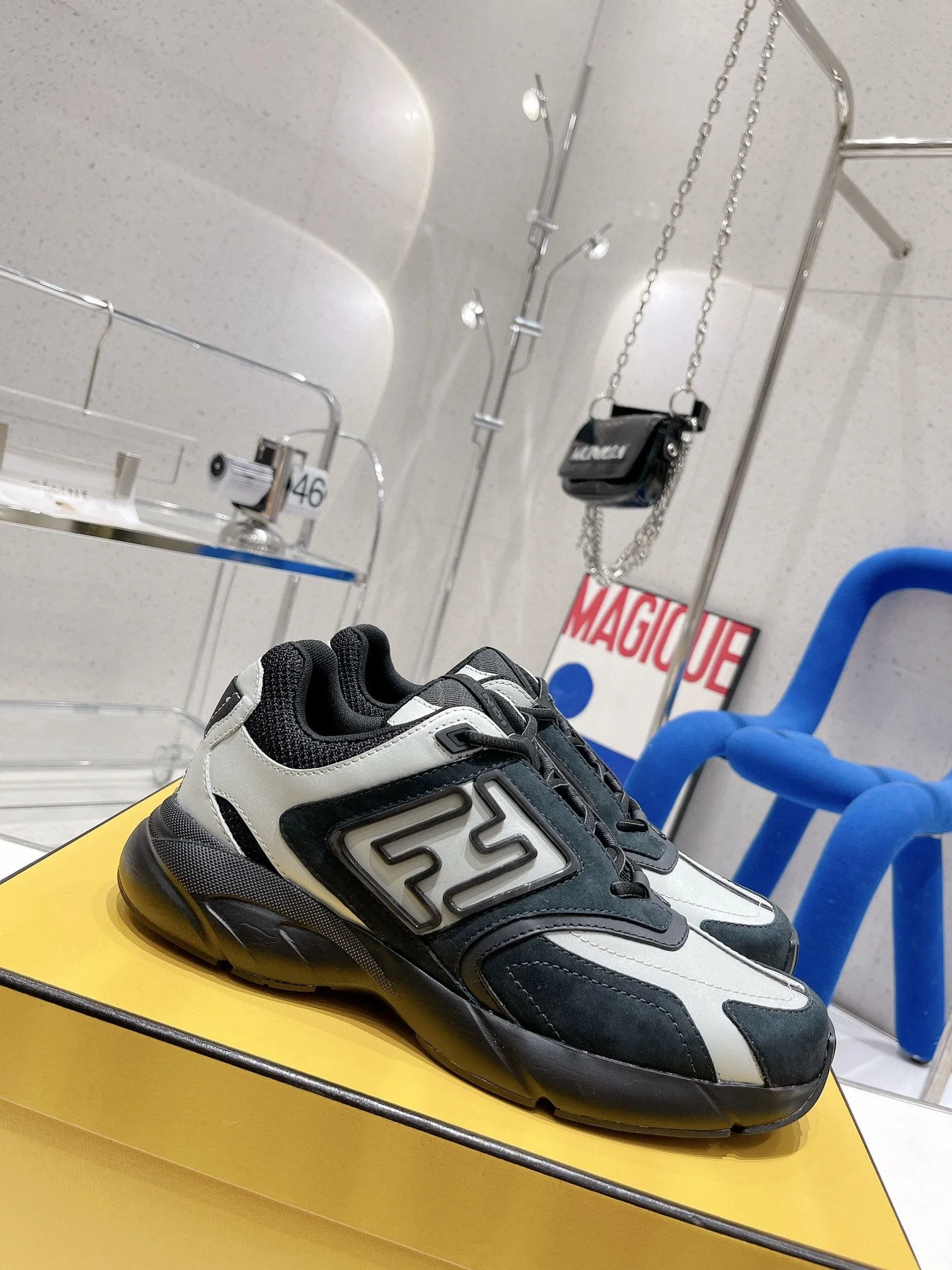 Новинки осенне-зимней коллекции Fendi 2022 — ретро-кроссовки — массивная обувь — парный стиль