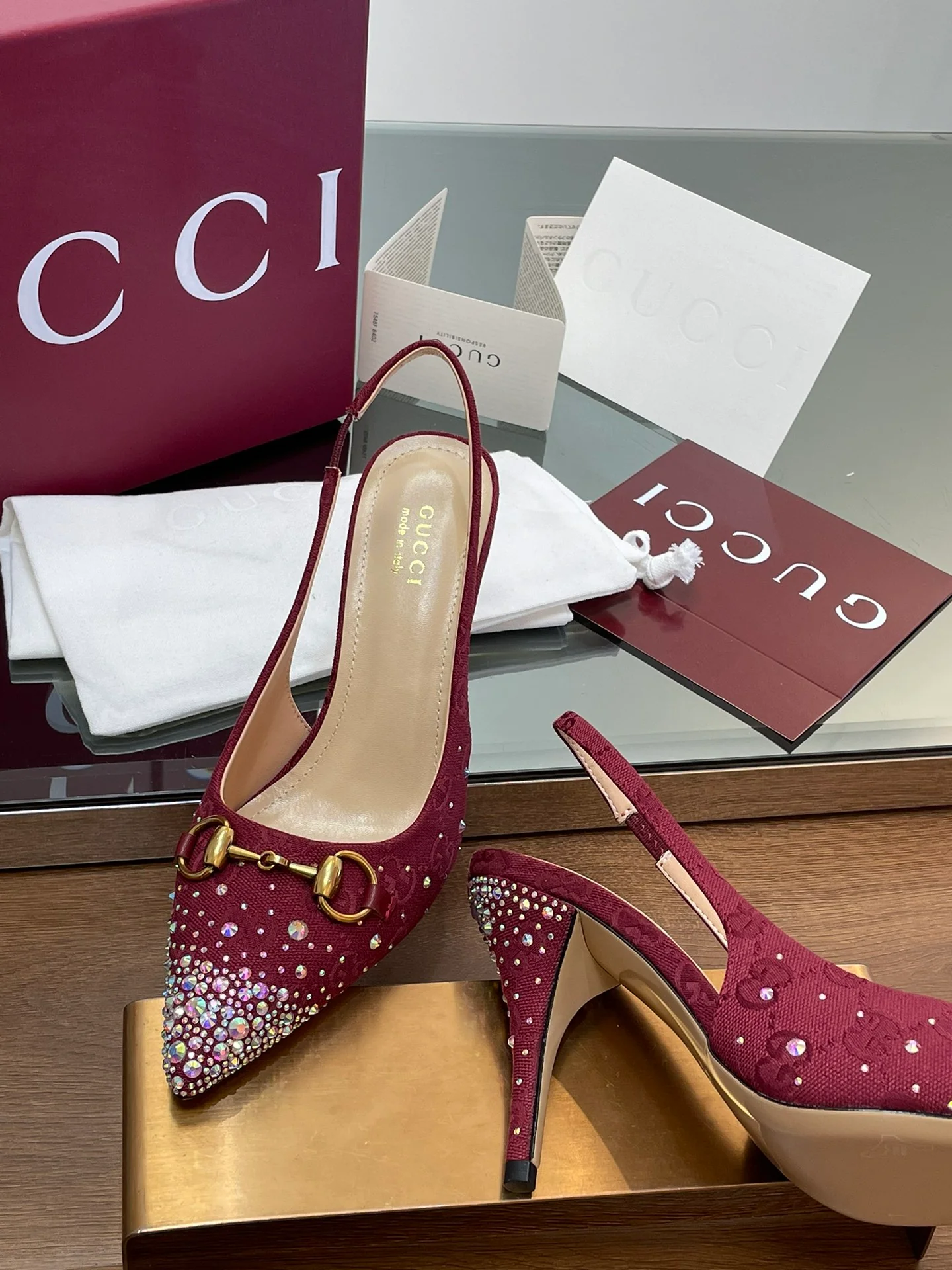 Сандалии Gucci 2025 с острым носком - красные