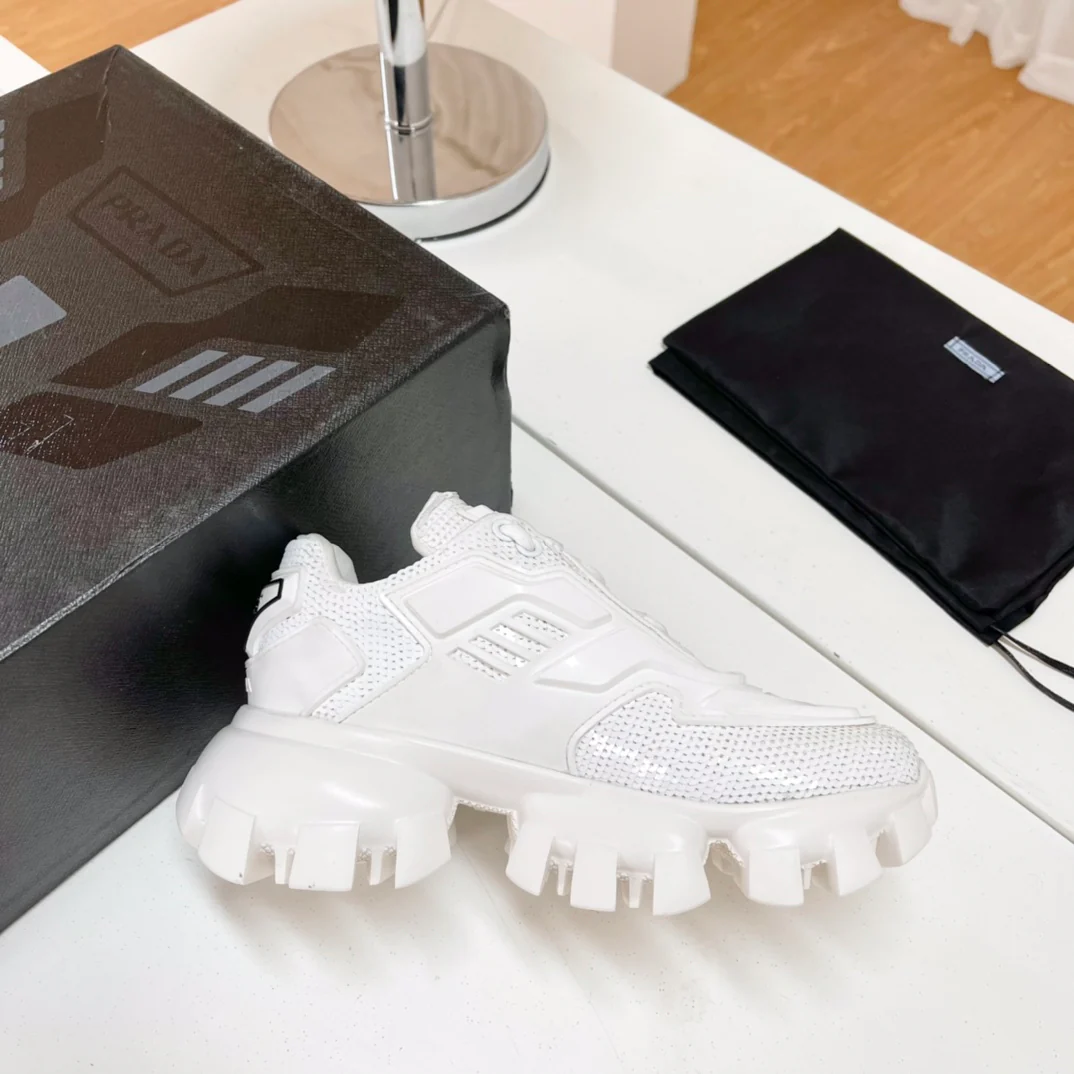 Обувь Prada - коллекция Prada ранней весны 2022 года - блестящие массивные кроссовки - белые