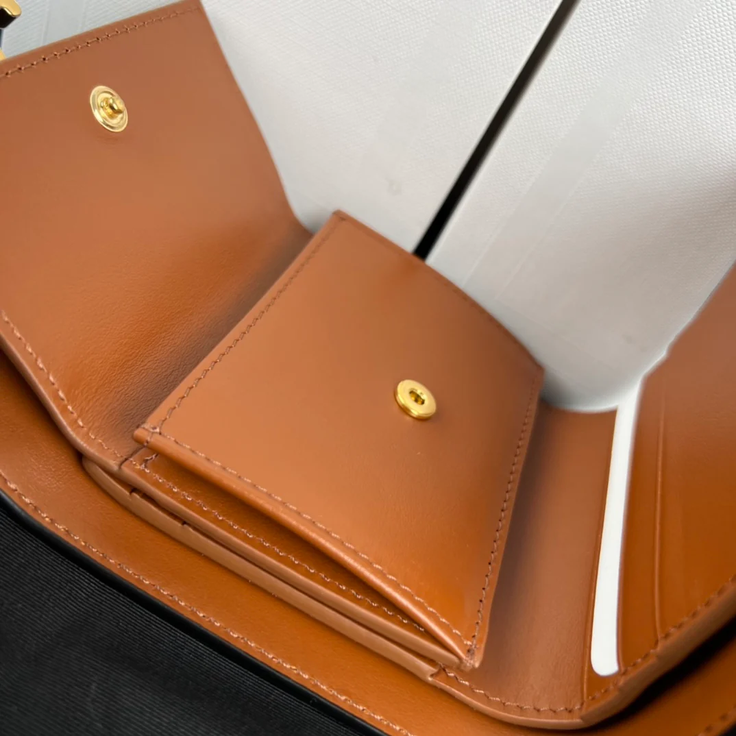 Маленький кошелек Celine Triomphe из гладкой овечьей кожи — кофейно-коричневый.