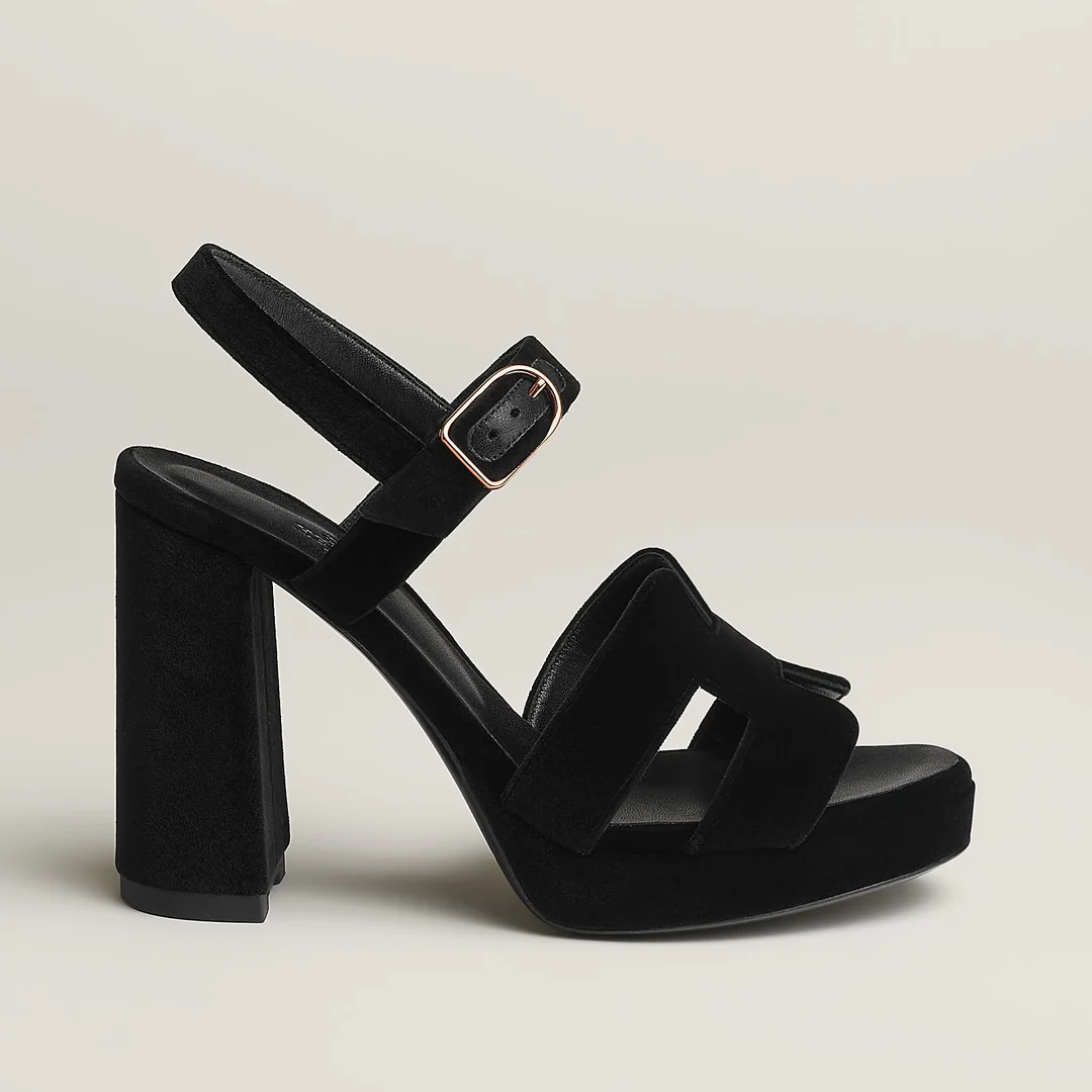 Модные босоножки на высоком каблуке Hermes 2024 года - черные.