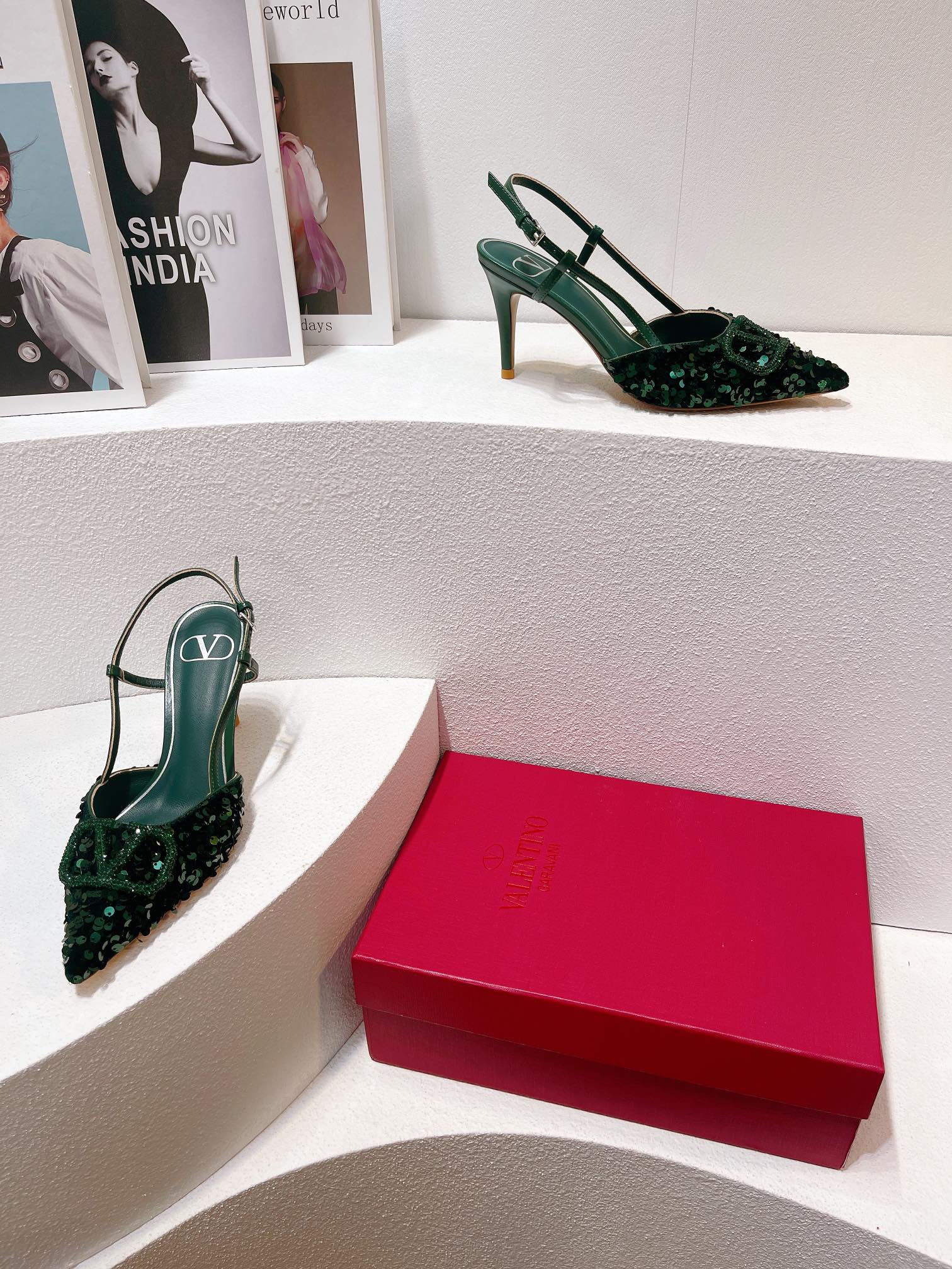 Новинка с официального сайта Valentino 2023 — Глянцевые босоножки на низком каблуке с острым носком — 8 см — Зеленые