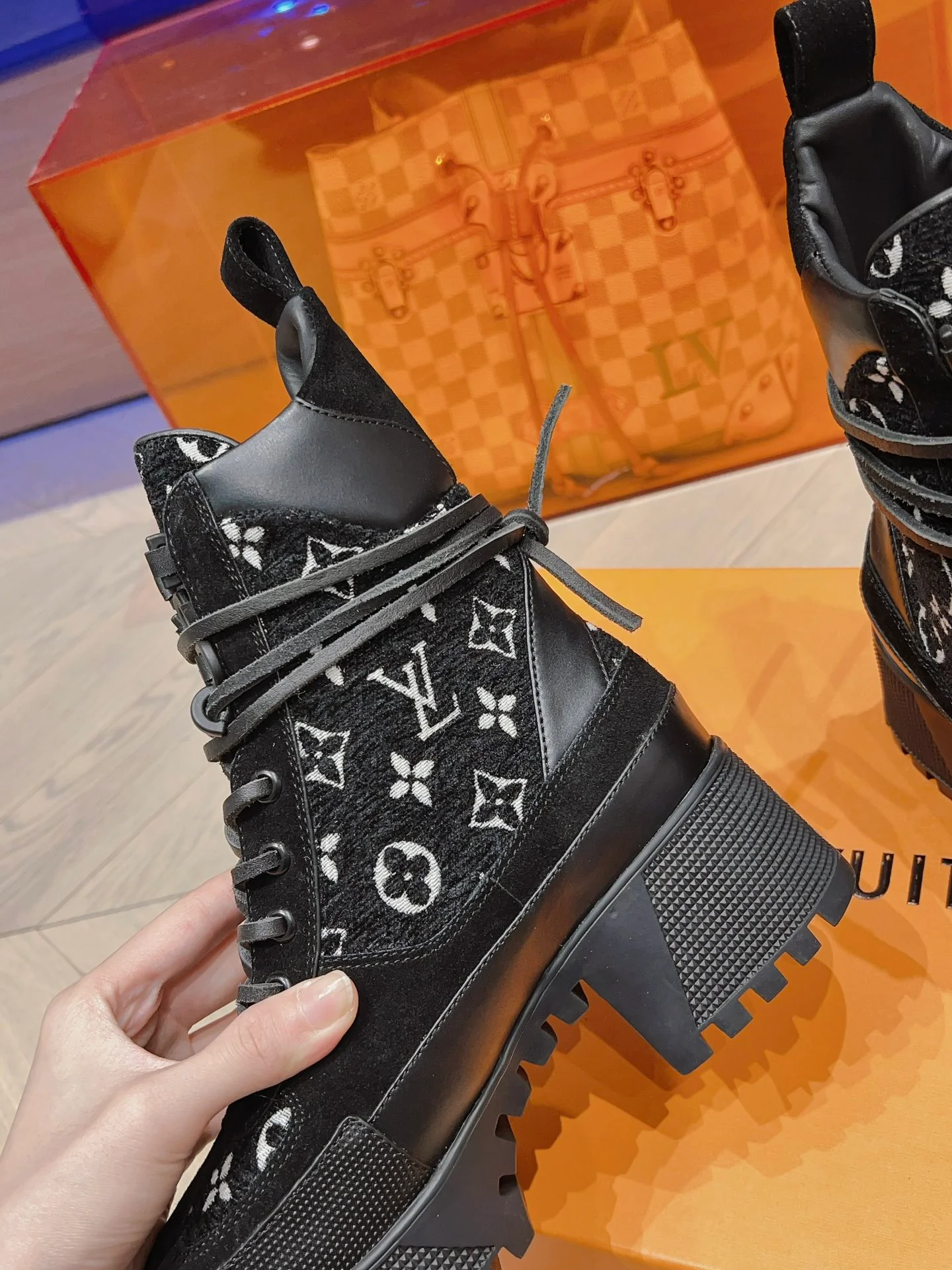 Новинка осенне-зимней коллекции LV 2023 — Ботинки Мартин на высоком каблуке — Черная серия — Модель 4